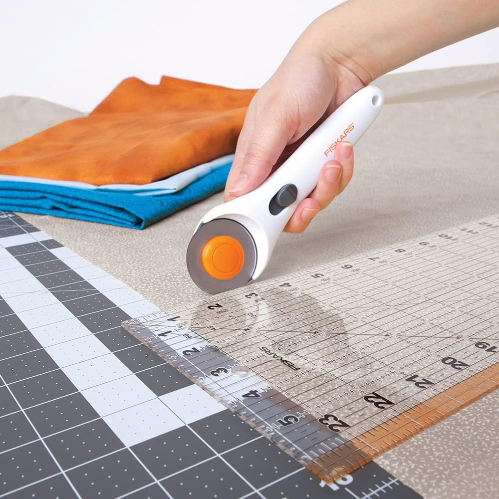 Detalle de Fiskars 1003895 mata do cięcia A2 45 × 60 cm z siatką i oznaczeniami kątów