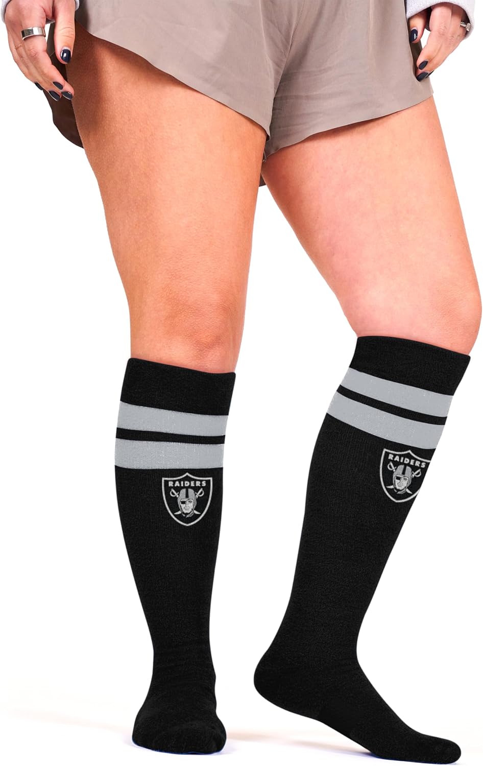 Detalle 2 de For Bare Feet NFL Las Vegas Raiders Cozy Feather Compression Varsity Stripe Socks (Large/Extra Large)