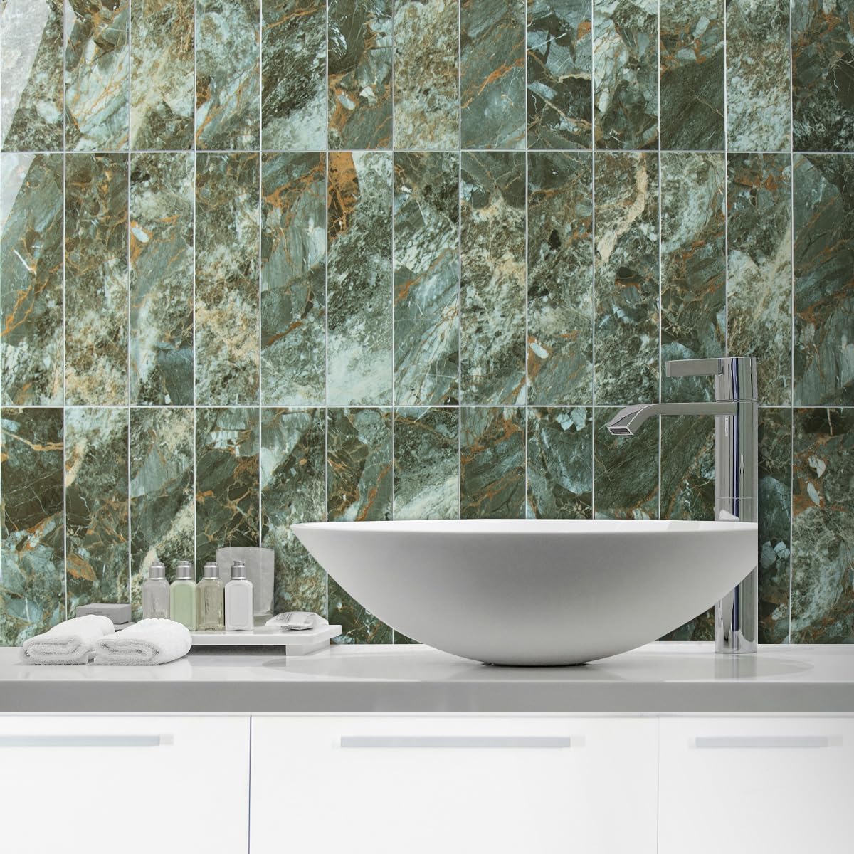 Detalle de AULIGET Green Marble & Gold PVC Peel-and-Stick Backsplash Tiles, 40-Piece
