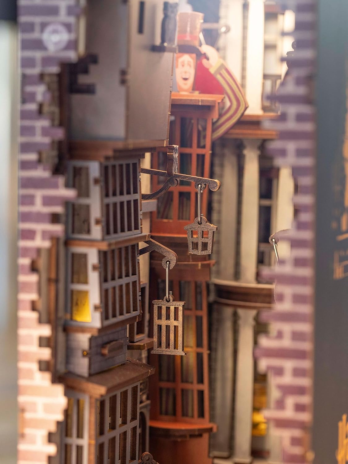 Detalle 2 de Revell Tiny Adventures Diagon Alley Harry Potter Book Nook, 202-delig