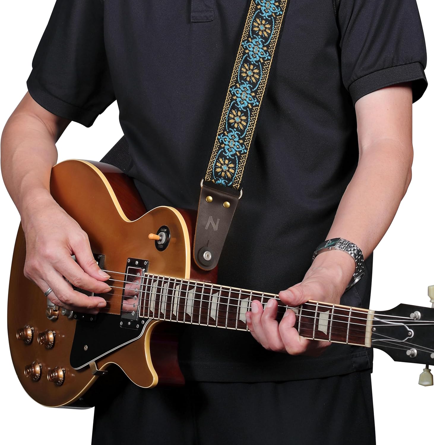 Detalle 2 de Nefelibata Gitarrengurt – bestickter Baumwollgurt mit Rindslederenden, inkl. Plektren und Zubehör für alle Gitarrenarten