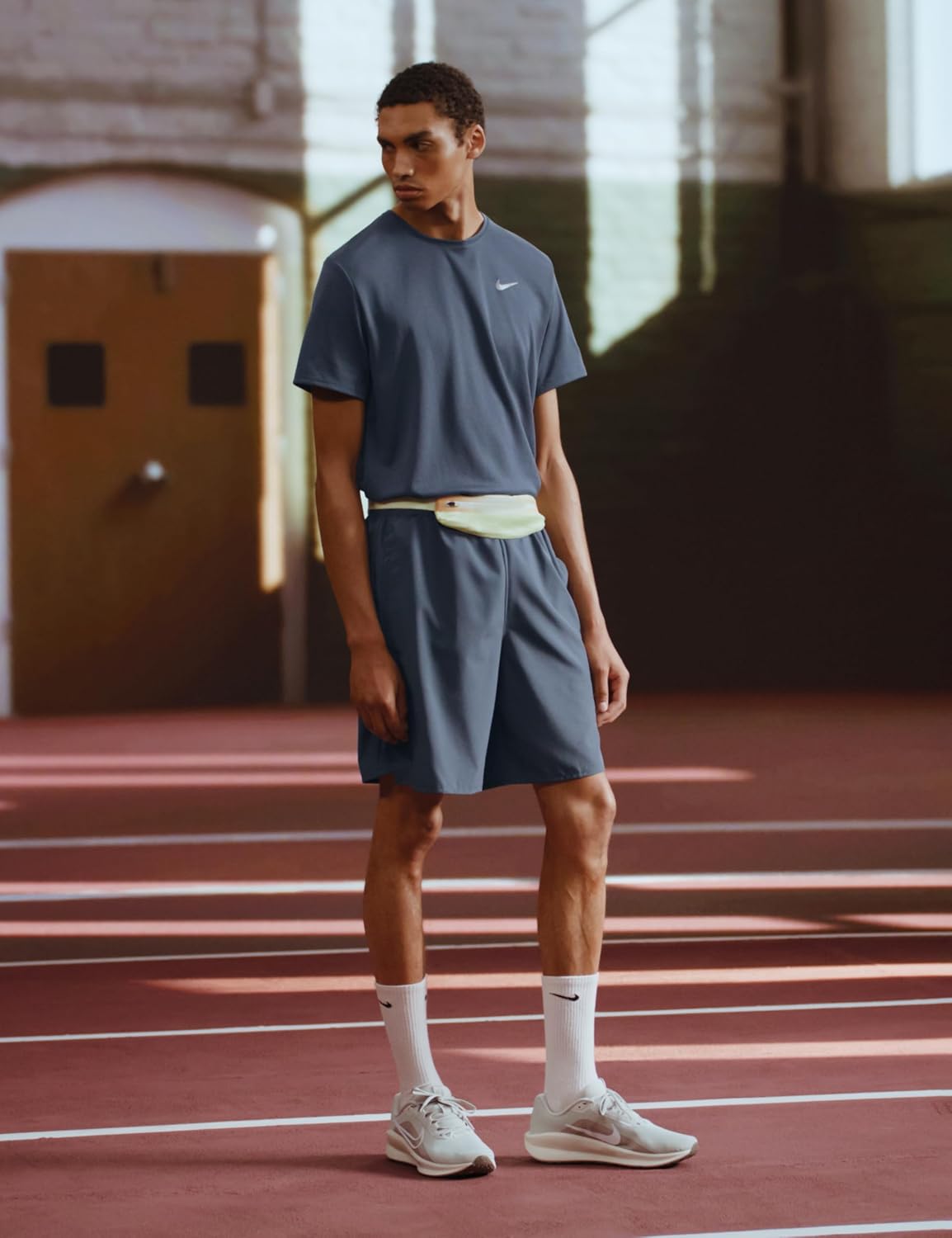 Detalle de Nike Men's Downshifter 13 Sneaker: comfort, leggerezza e stile per ogni giornata
