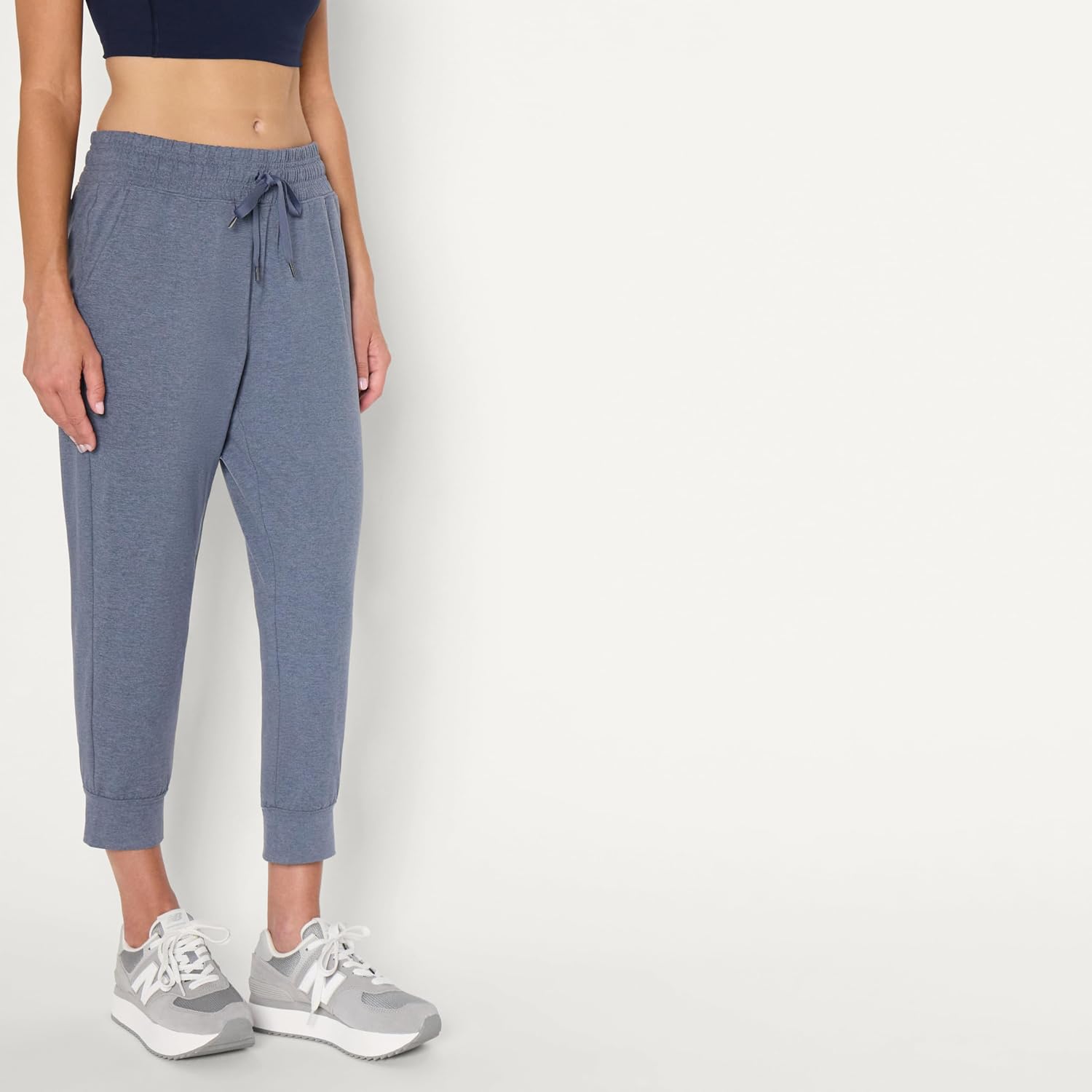 Detalle de Amazon Essentials Women’s Athletic Soft Performance Cropped Capri Workout Jogger (Relaxed Fit)