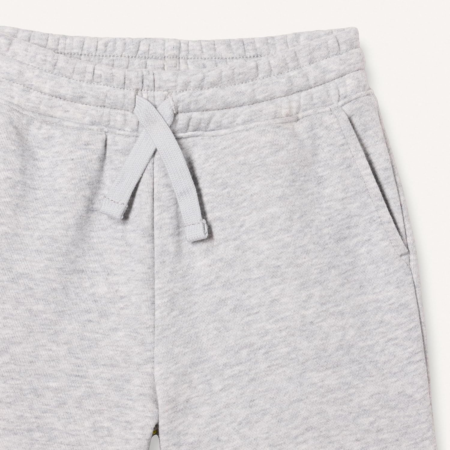 Detalle 2 de Amazon Essentials Boy's Relaxed Fit Sweatshirt and Shorts Set