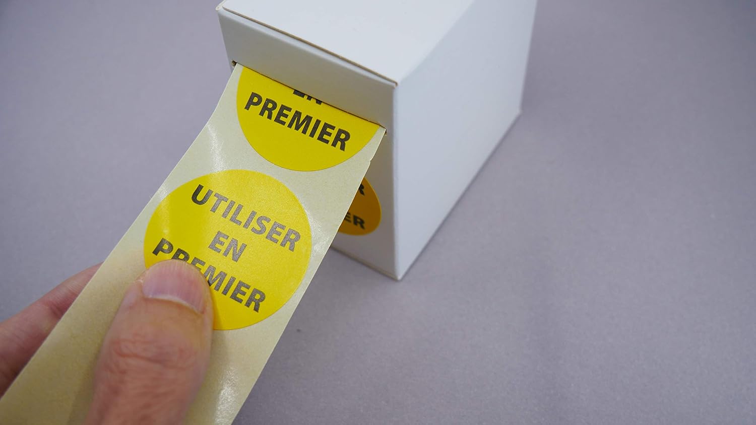 Detalle 2 de 300 étiquettes jaunes Avery 40 mm