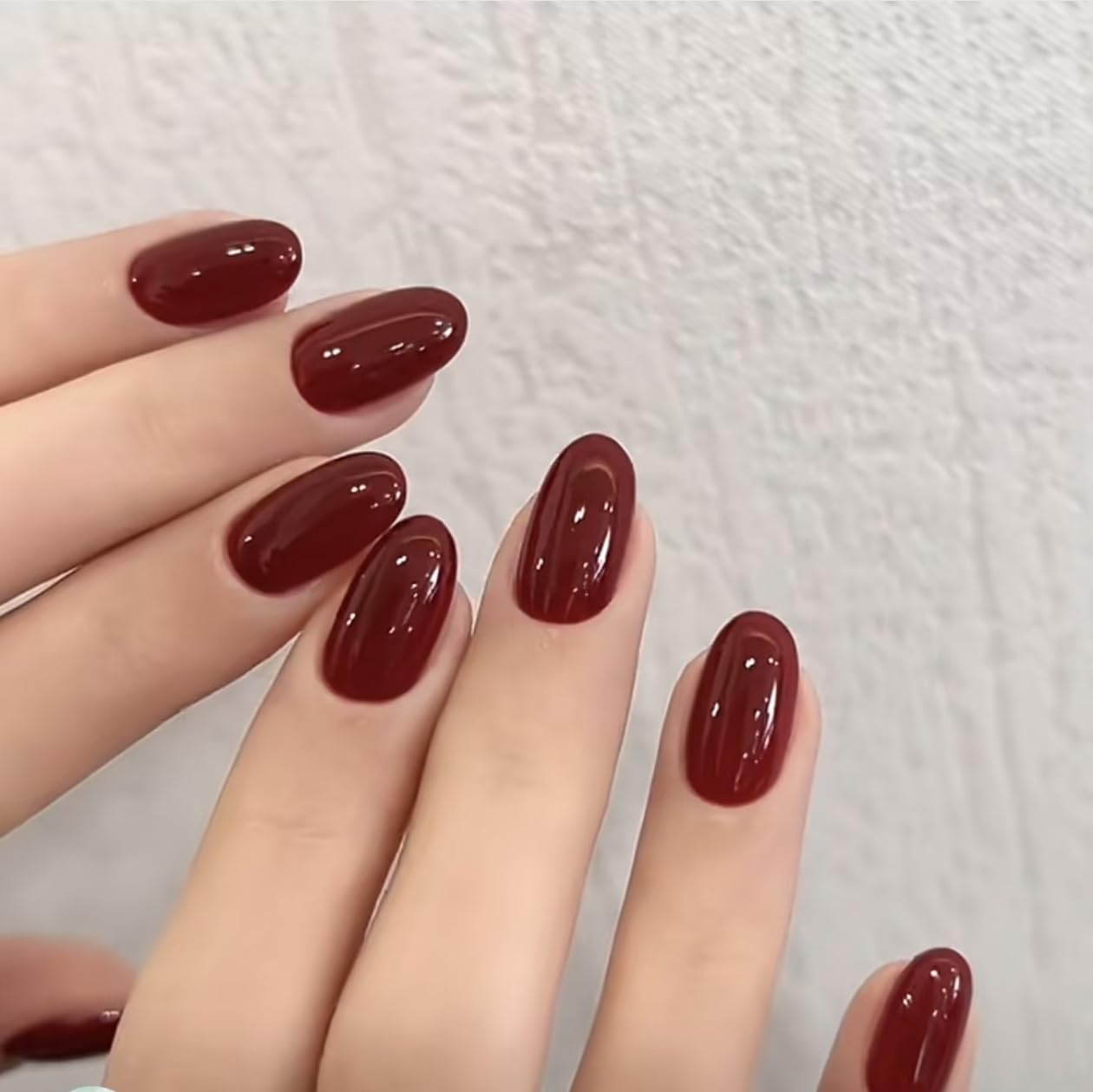 Detalle de modelones Dark Red Short Oval Press-On Nails: 32-Piece Set with Glue, Tabs, File & Prep Pads