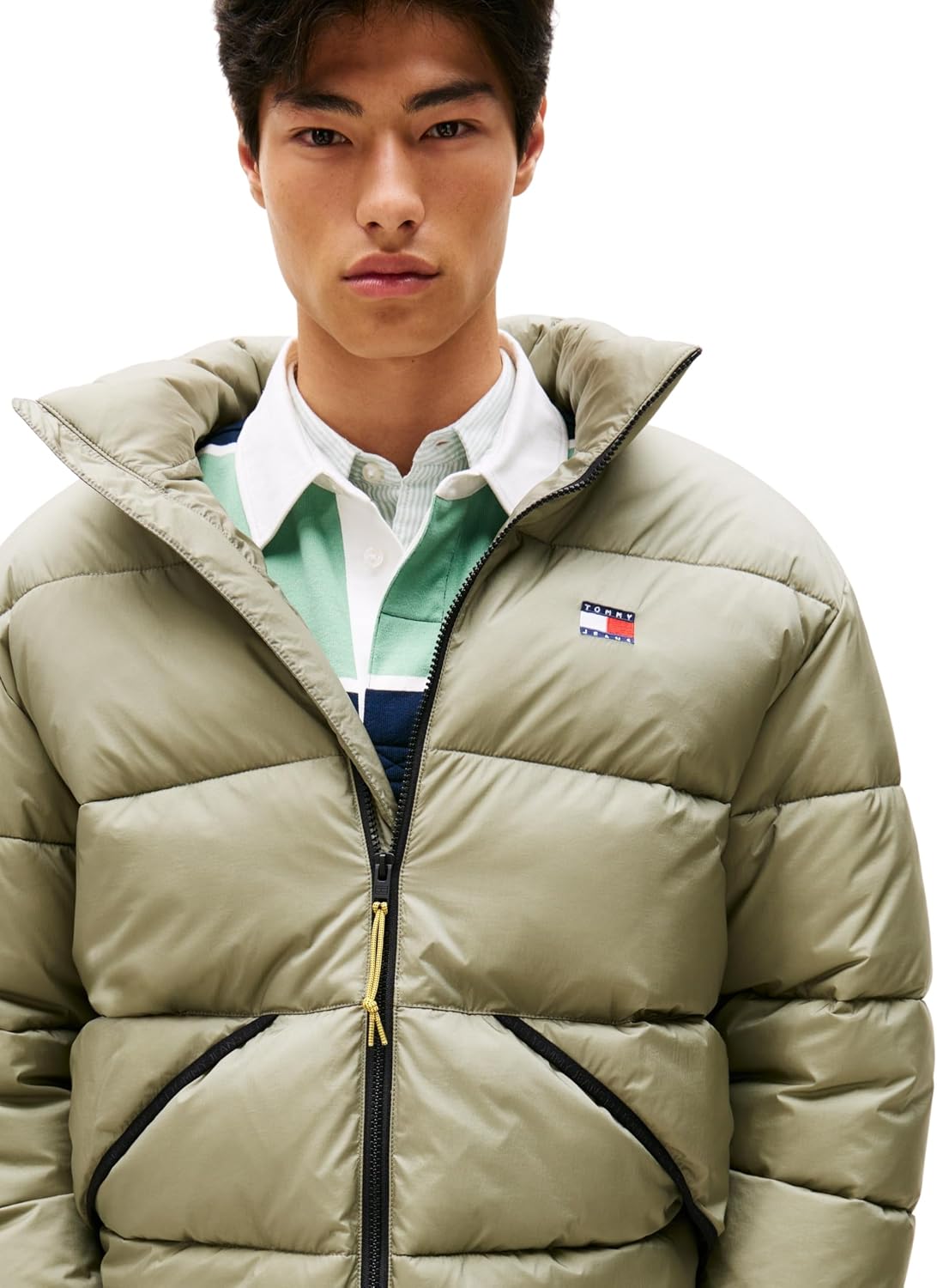 Detalle de Tommy Jeans Men’s Vail Puffer Jacket with Stand Collar (100% recycled nylon)
