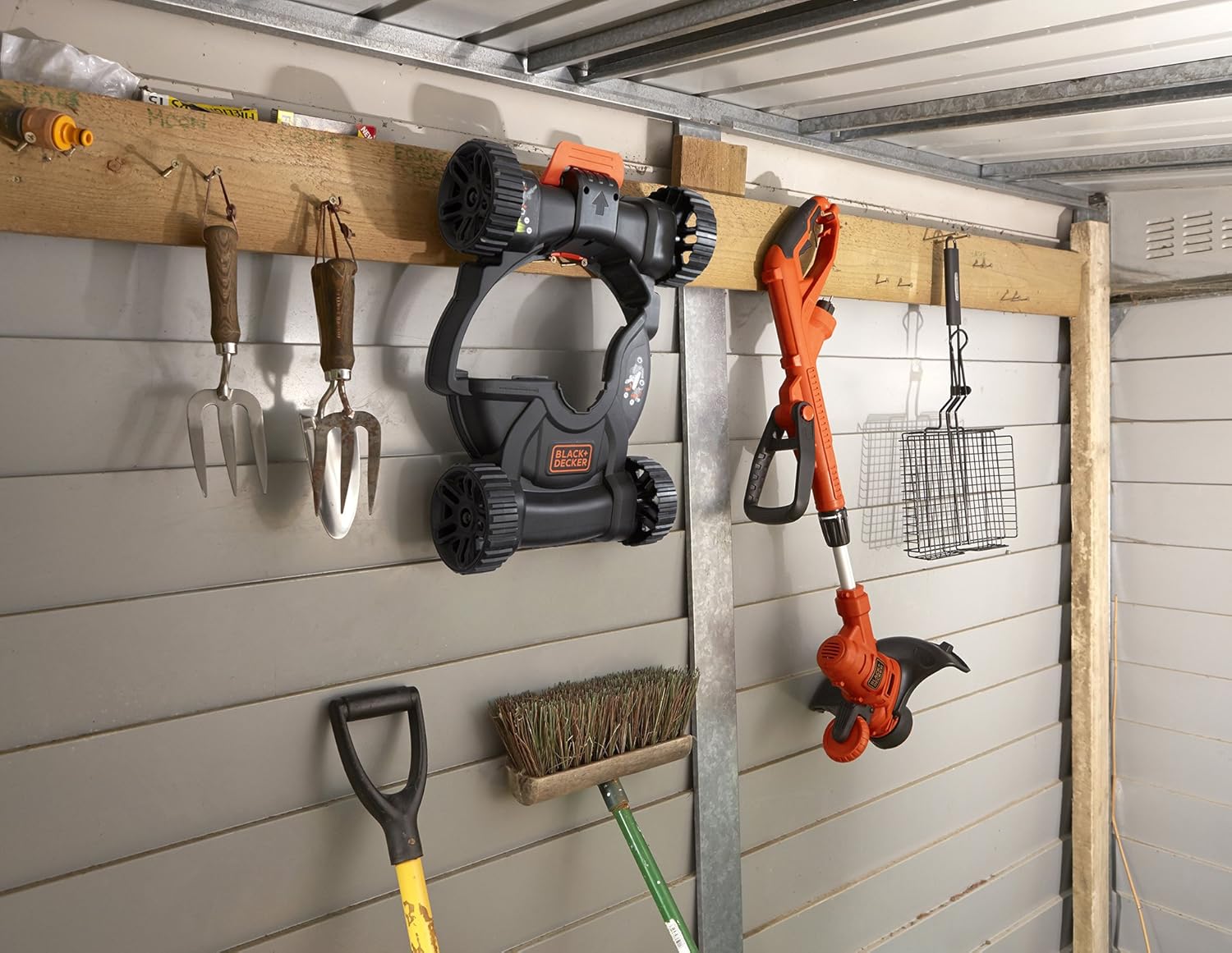 Detalle de BLACK+DECKER 3IN1 BESTA530CM-QS: 550 W, taglio 30 cm, filo automatico, bordatura con ruota