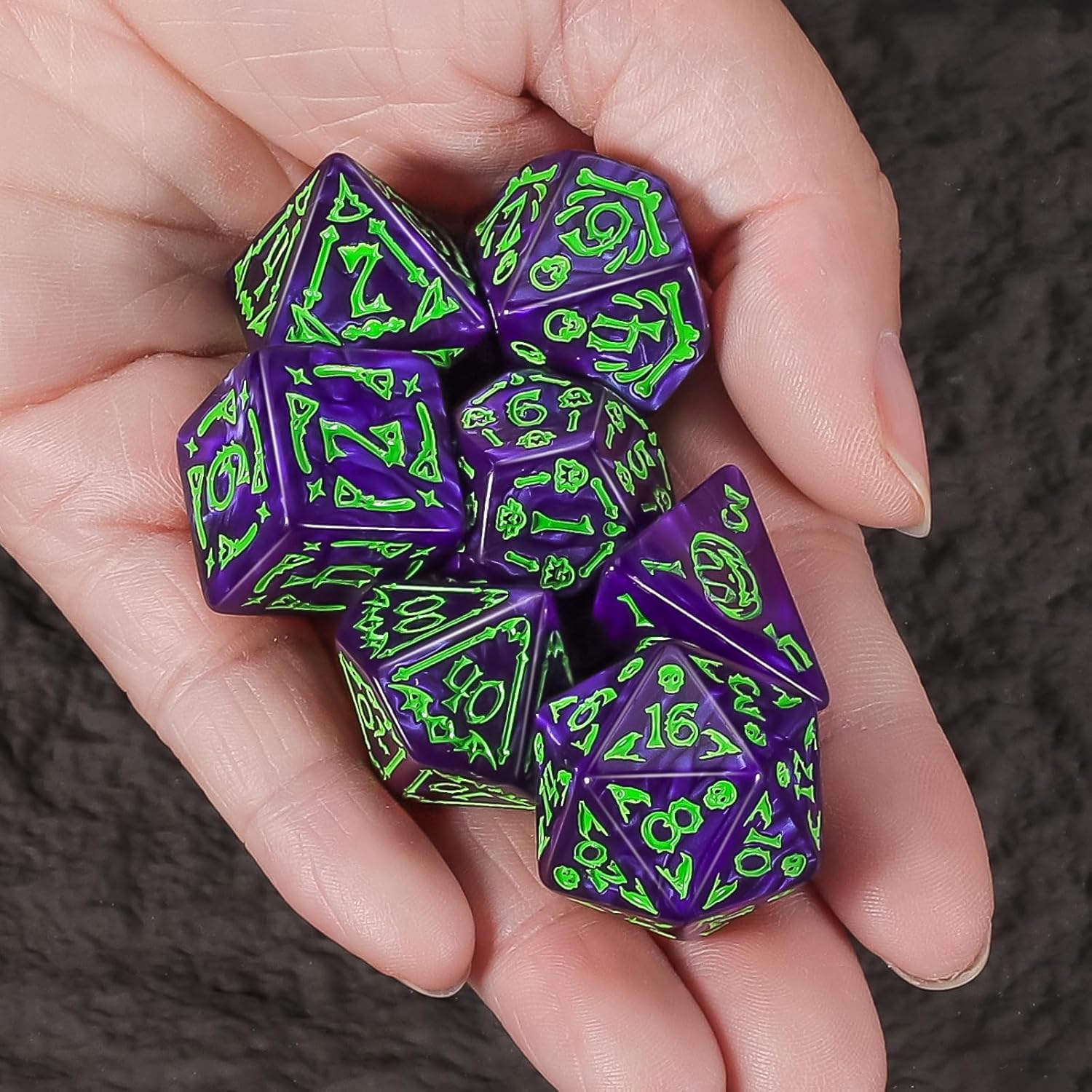 Thumbnail 6 de QMAY set di dadi poliedrici per Dungeons & Dragons e giochi da tavolo, 7 pezzi in acrilico (lilla Halloween)
