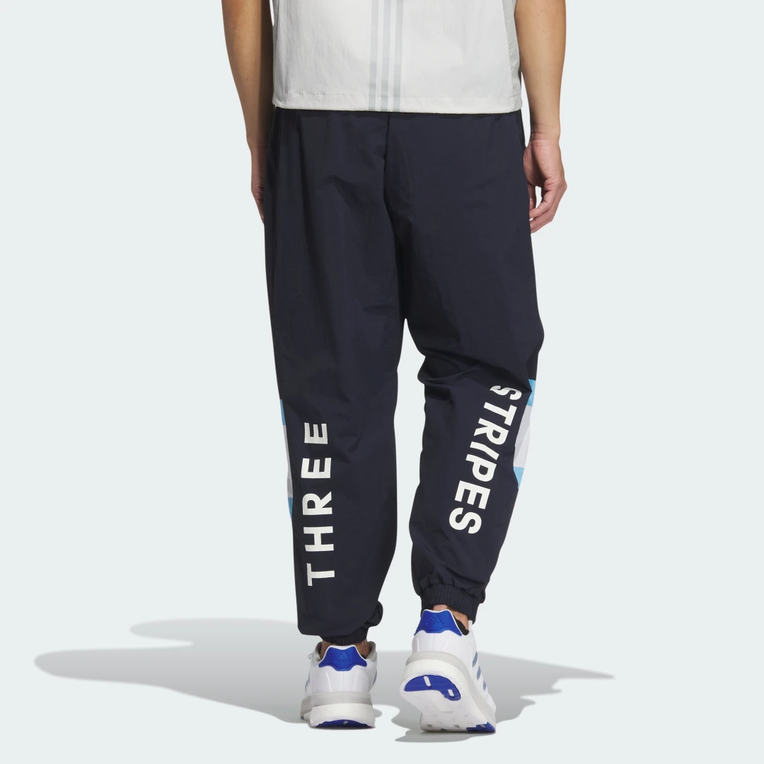 Thumbnail 1 de Wording Pack Loose Fit Mesh-Lined Woven Elastic Hem Joggers de Adidas — Joggers holgados con malla forrada en color Azul