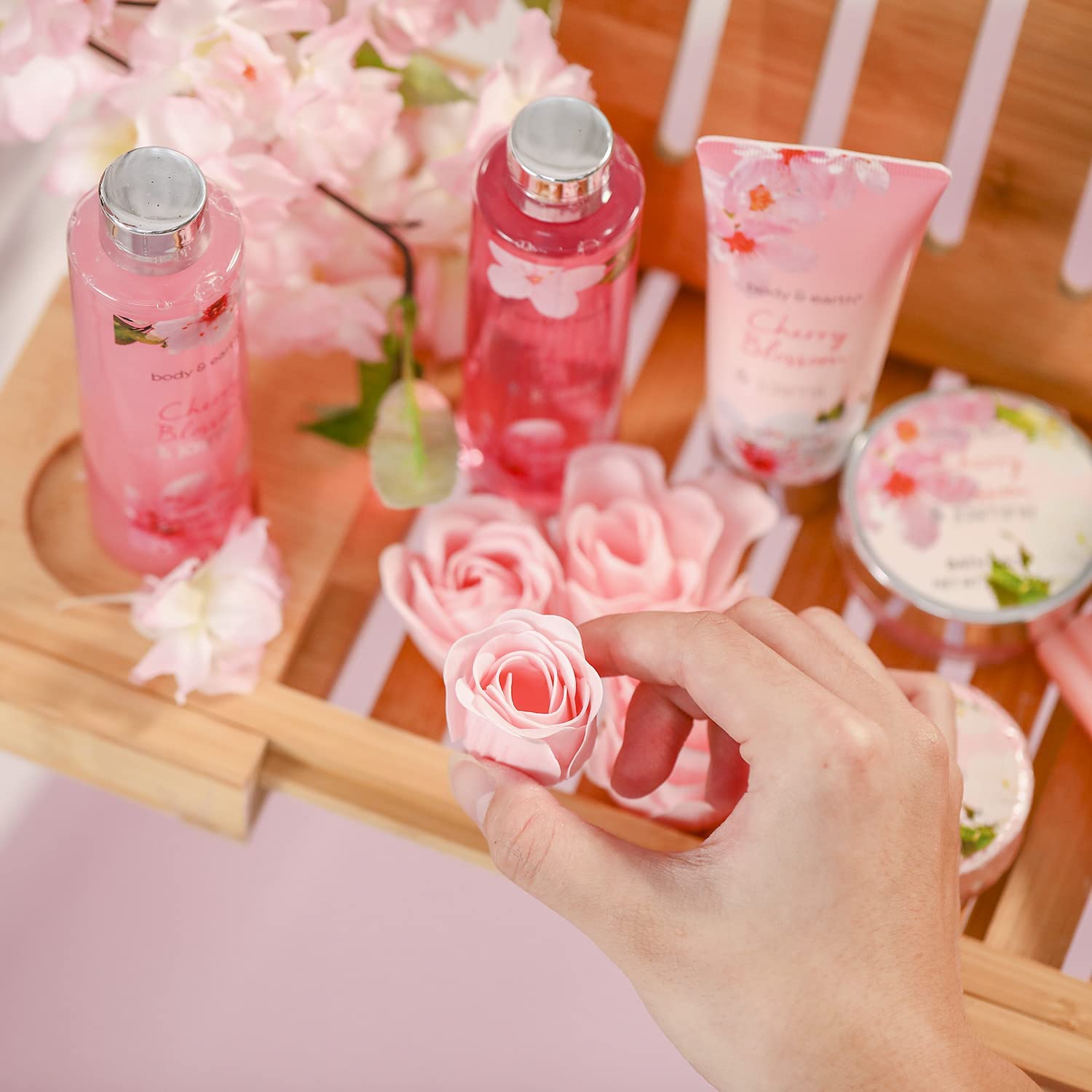 Detalle de BODY & EARTH 8-teiliges Geschenke-Set für Frauen mit Kirschblüten & Jasmin Duft