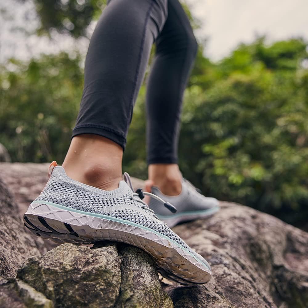 Detalle 2 de KOLILI Women's Stylish Water Shoes: Arch Support Tennis Walking Shoes for Water & Travel