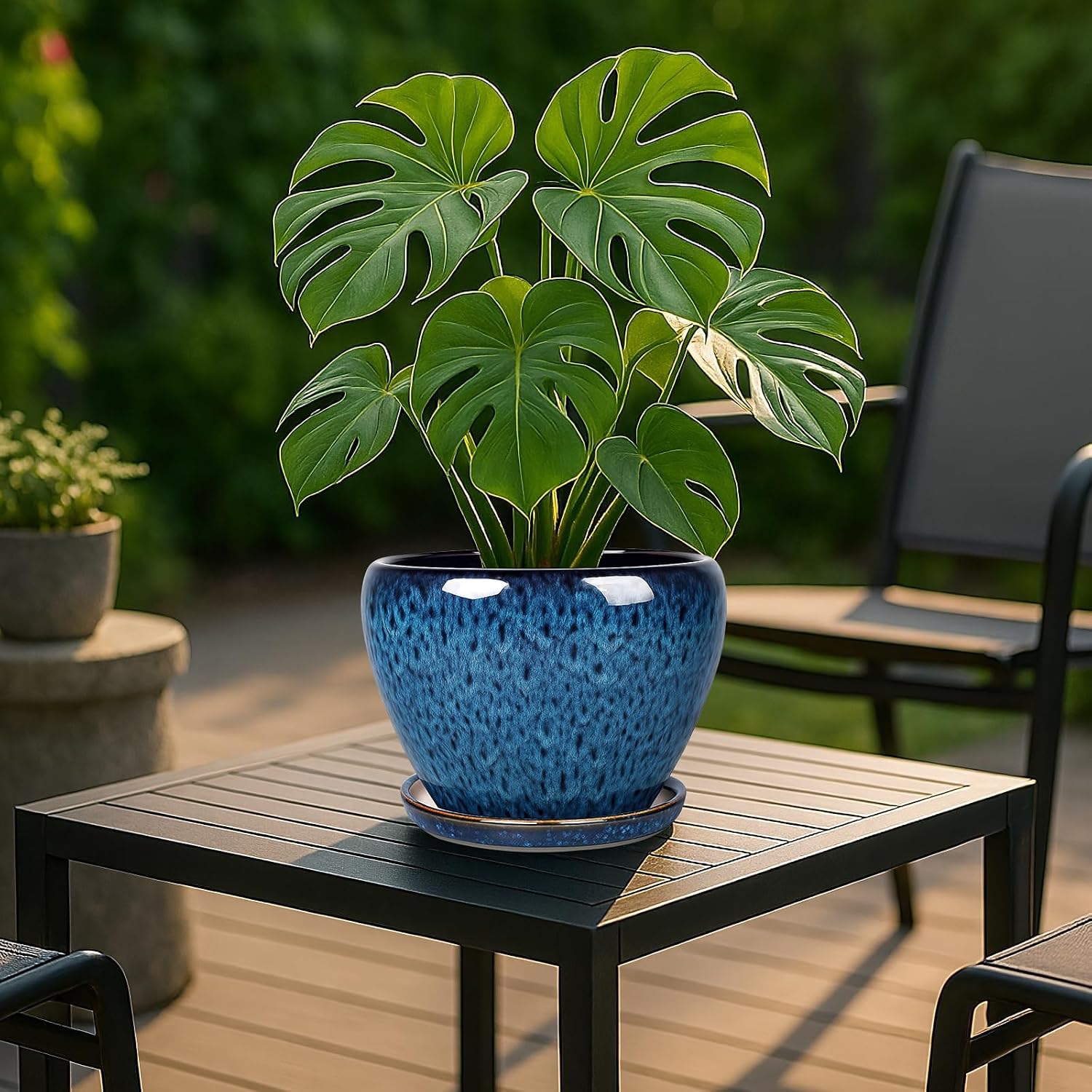 Detalle de Deep Dream 8-Inch Ceramic Planter with Drainage Hole and Saucer, Blue