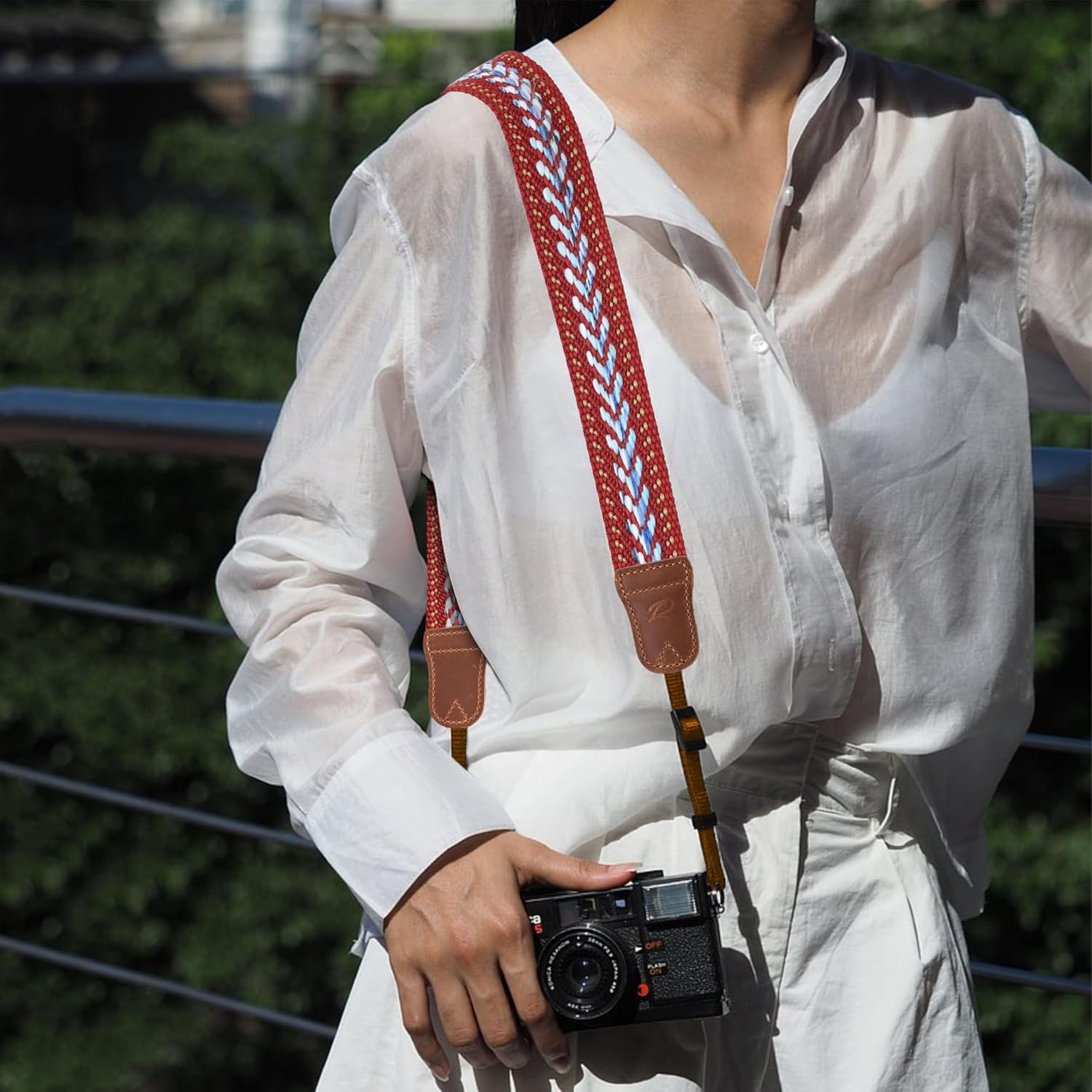 Detalle de Padwa Lifestyle Speed Red Camera Strap – 1.5" Soft Cotton Rope Weave with Crazy Horse Cowhide Ends