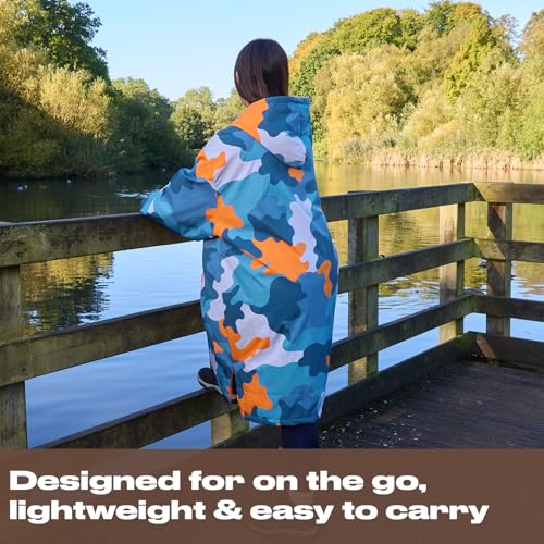 Detalle 2 de OHS Rain Coats for Women & Men Camouflage Waterproof Changing Robe with Hood and Pockets (Blue/Orange, L/XL)