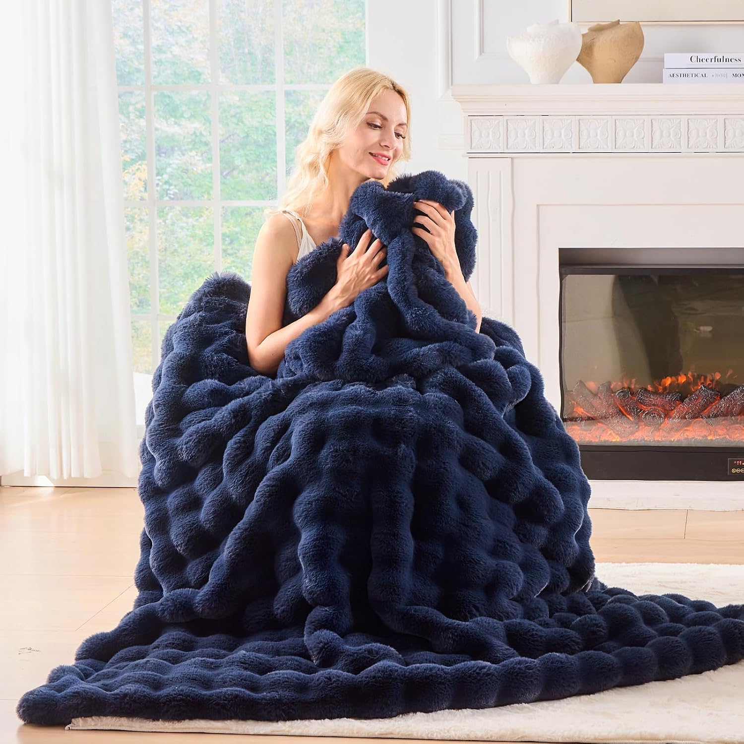 Detalle de BENVWE Fluffy Faux Fur Throw Blanket — Navy, 51" x 63" (1100GSM)