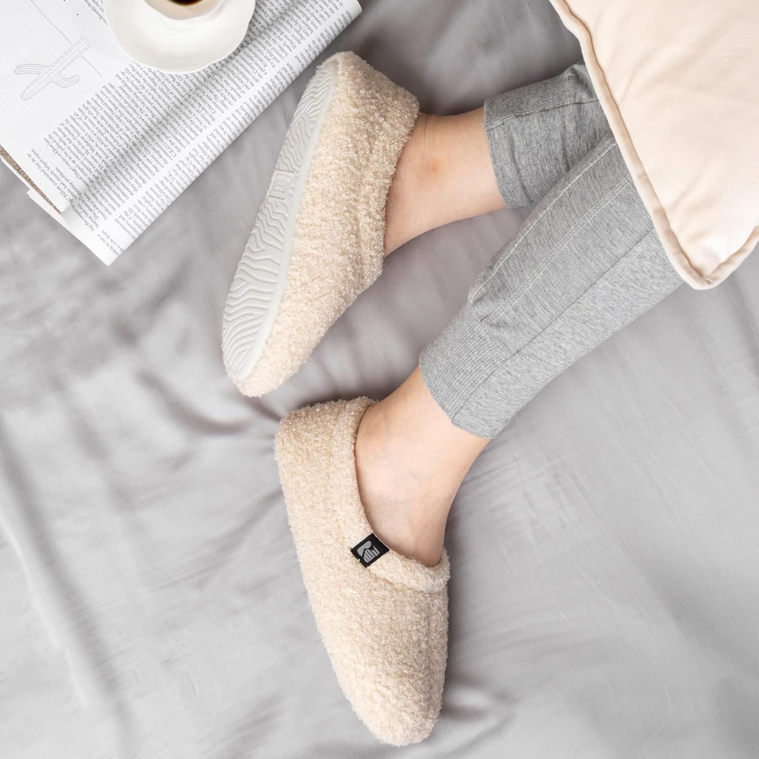 Detalle 2 de RockDove Women's Teddy Fleece Closed Back Slippers