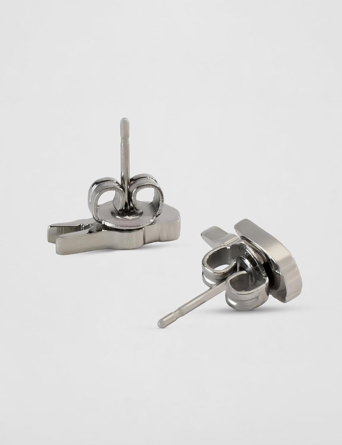 Detalle de Lacoste Ohrstecker aus der CROCODILE Kollektion – Edelstahl, Krokodillogo, verfügbar in Silber, Gelbgold oder Roségold