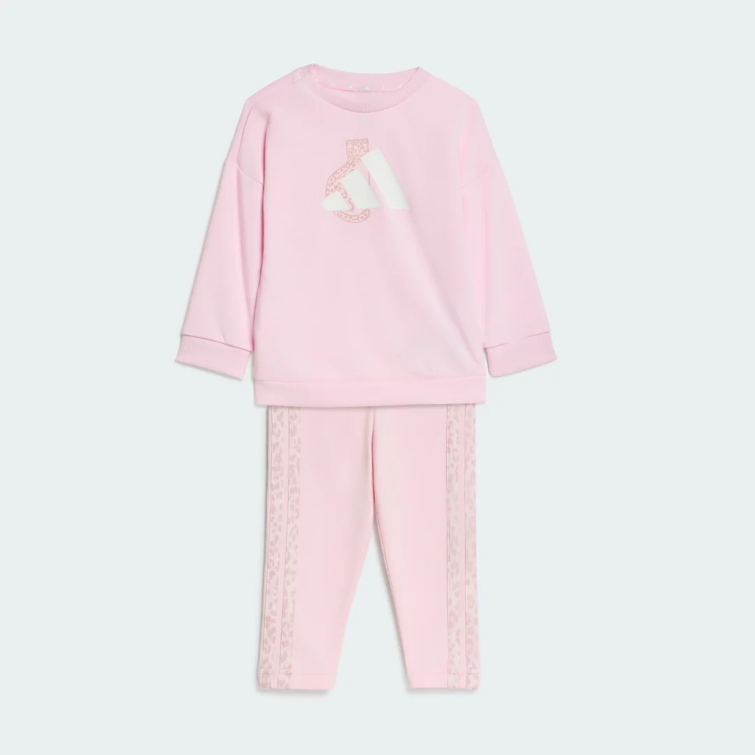 Detalle de Conjunto Adidas con mallas y estampado animal en rosa