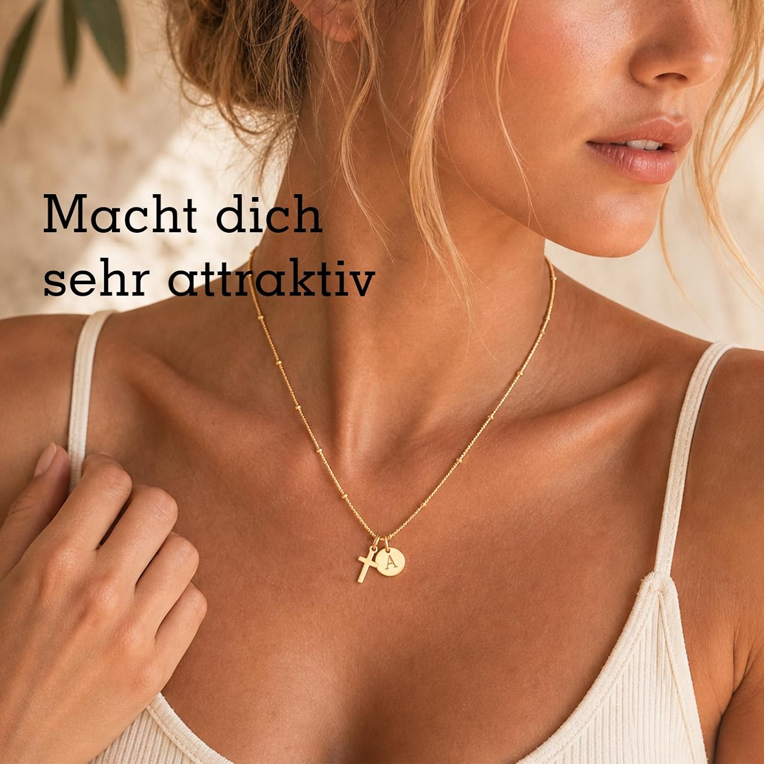 Detalle de Kreuzkette Damen Gold mit Buchstaben Anhänger – 18K Vergoldung, personalisierbar
