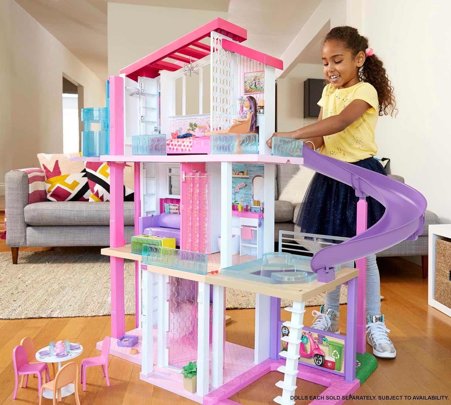 Detalle 2 de Barbie Dreamhouse Casa de Muñecas 🏠 3 Pisos, Luz y Sonido