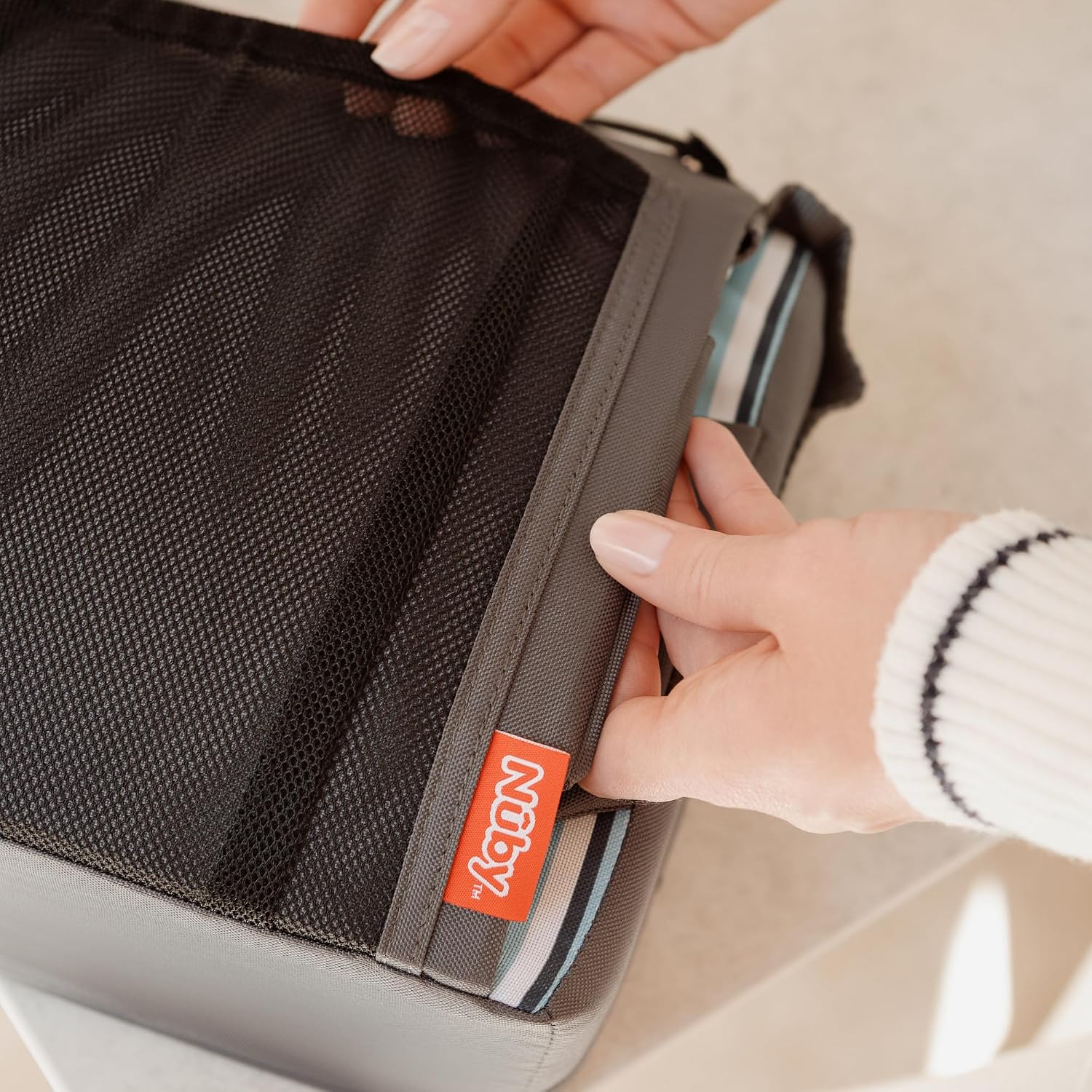 Detalle de Nuby Travel Booster Seat – Compact and Foldable: A practical sit-up chair for 6+ months to 3 years