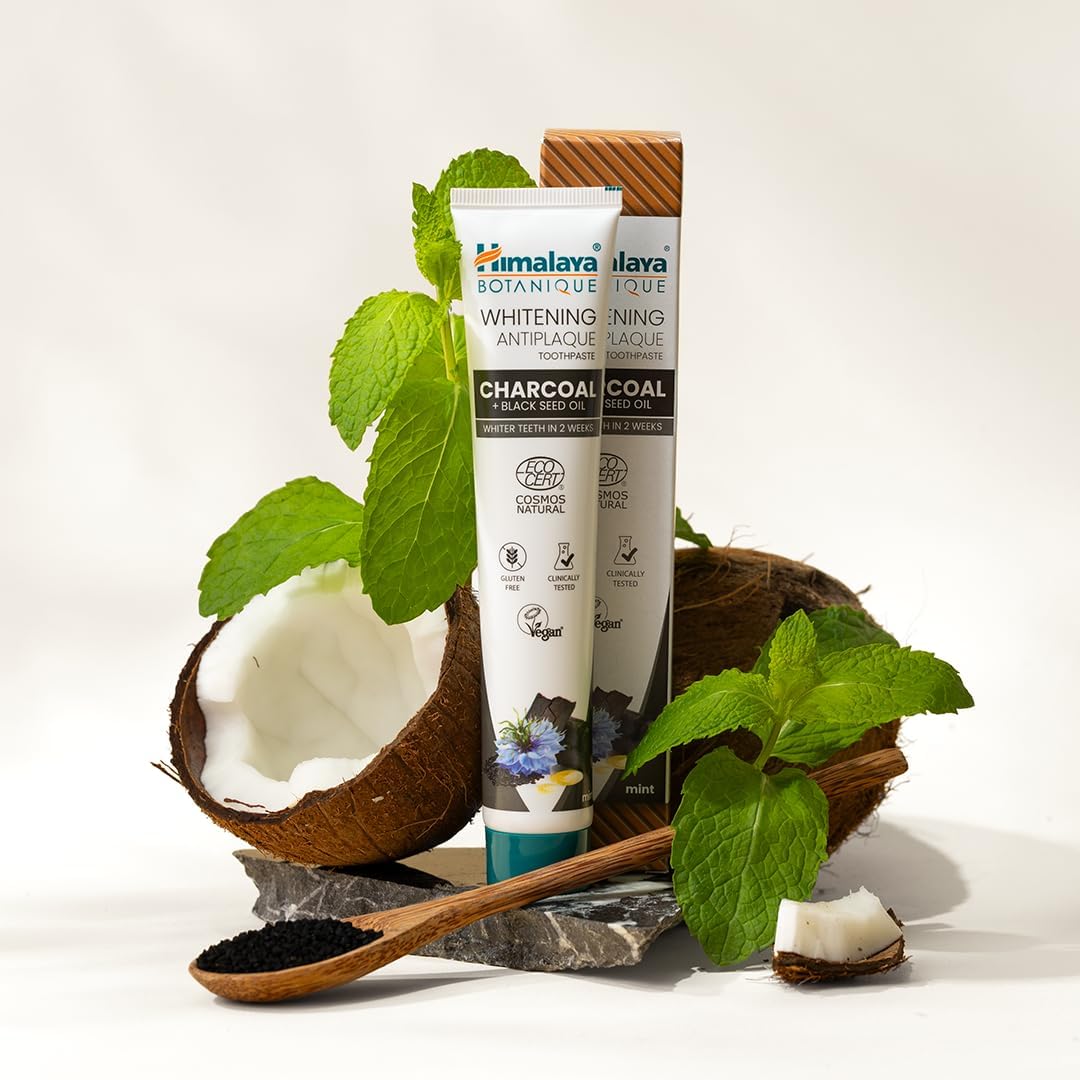Detalle 2 de Himalaya Cosmos Natural Botanique Dentifricio Sbiancante Antiplacca con Attivi Bio, Carbone + Olio di Semi Neri – 75 ml