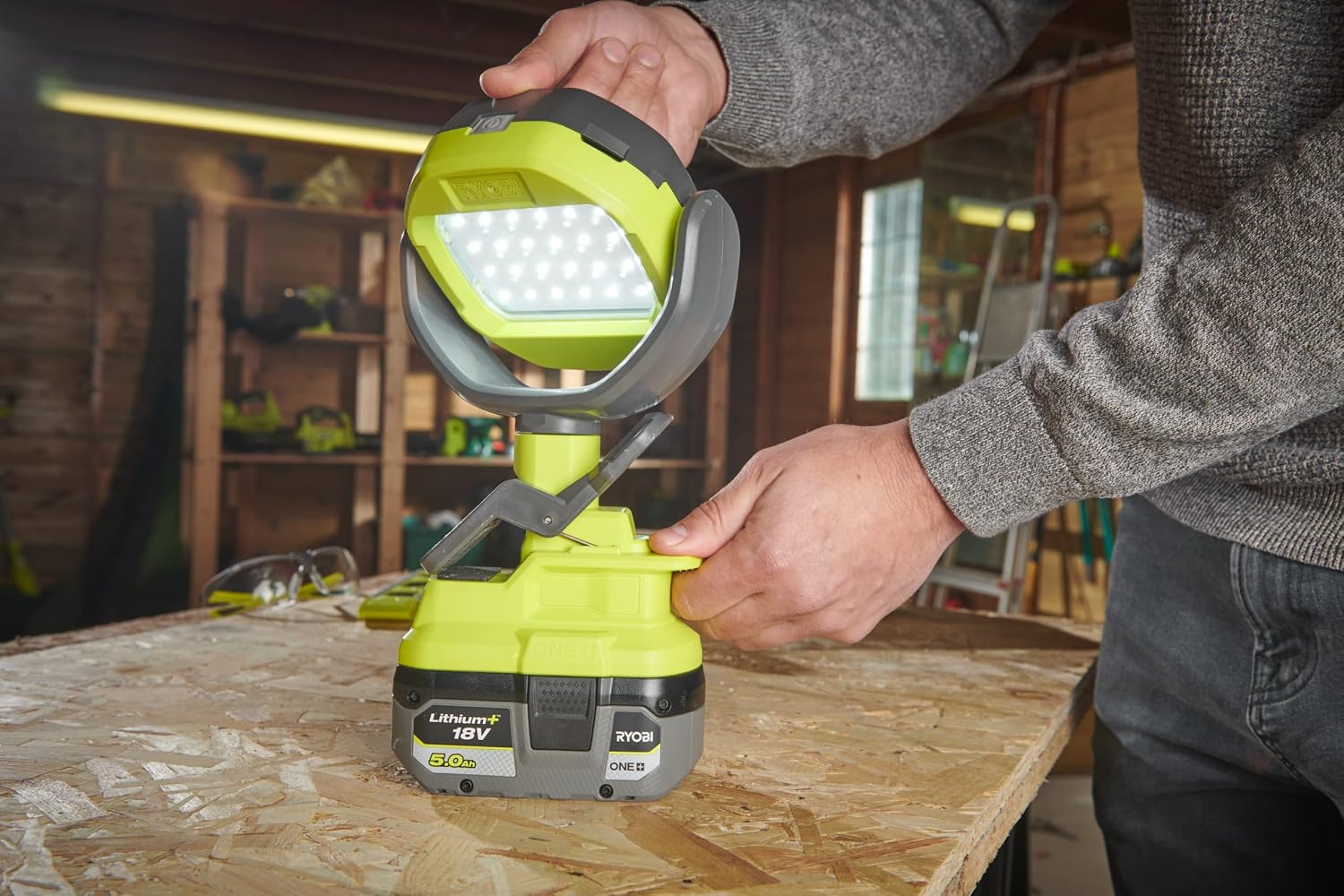 Thumbnail 4 de Ryobi RLCL18-0 torcia a LED con pinza 18V, fino a 1.000 lumen (batteria non inclusa)