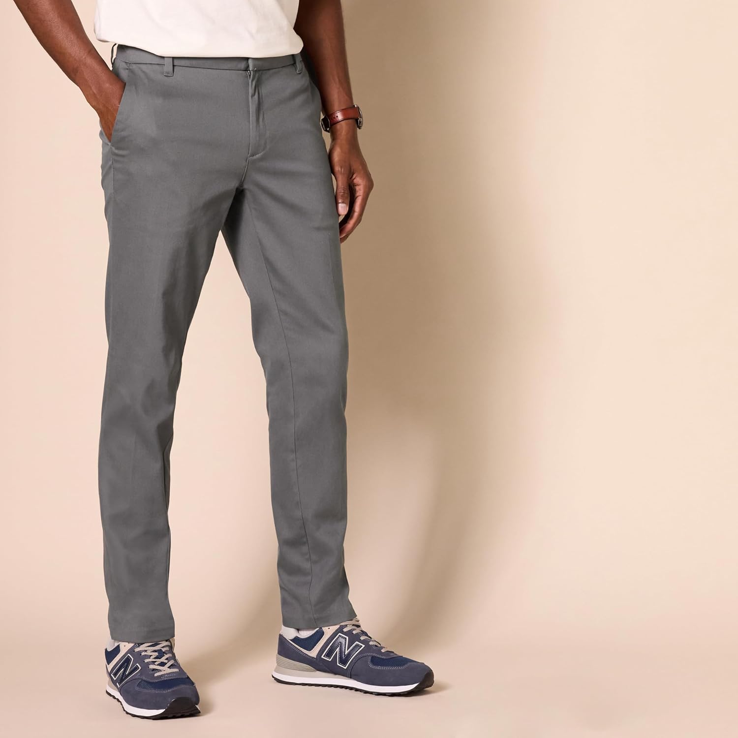 Thumbnail 2 de Amazon Essentials Men's Slim-Fit Wrinkle-Resistant Flat-Front Stretch Chino Trousers