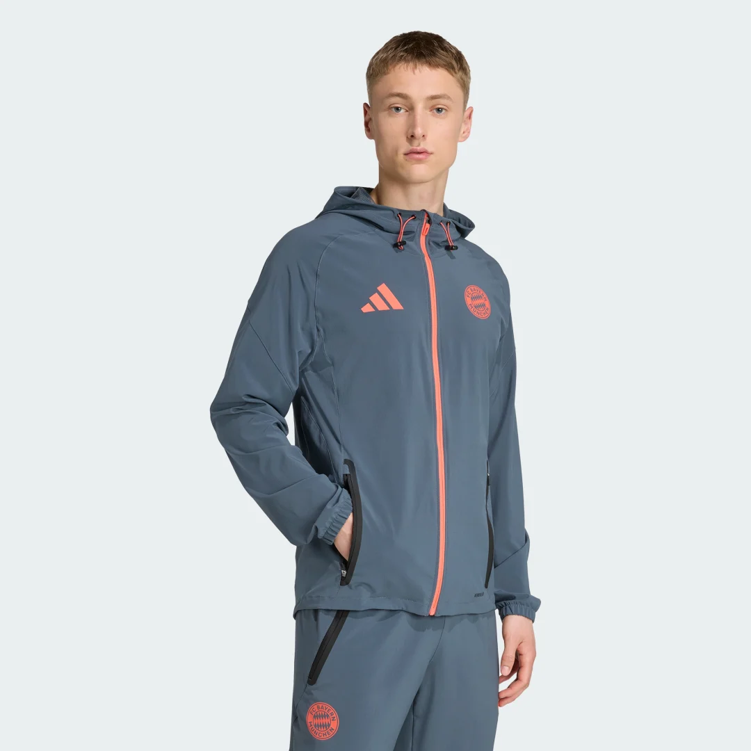 Detalle de Chaqueta técnica de viaje FC Bayern Tiro 25 Competition Vis de Adidas
