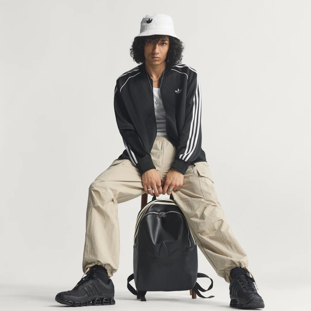 Detalle de Chaqueta deportiva holgada SST Adicolor Classics de Adidas (negro) – estilo urbano y comodidad deportiva
