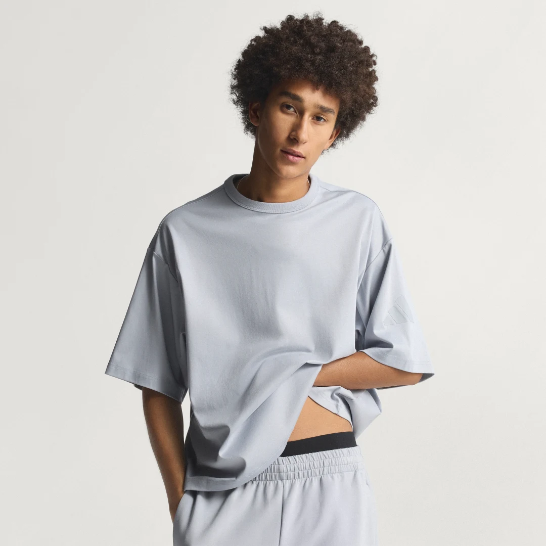 Detalle de Camiseta Soft Lux de Adidas – Gris: comodidad para el día a día