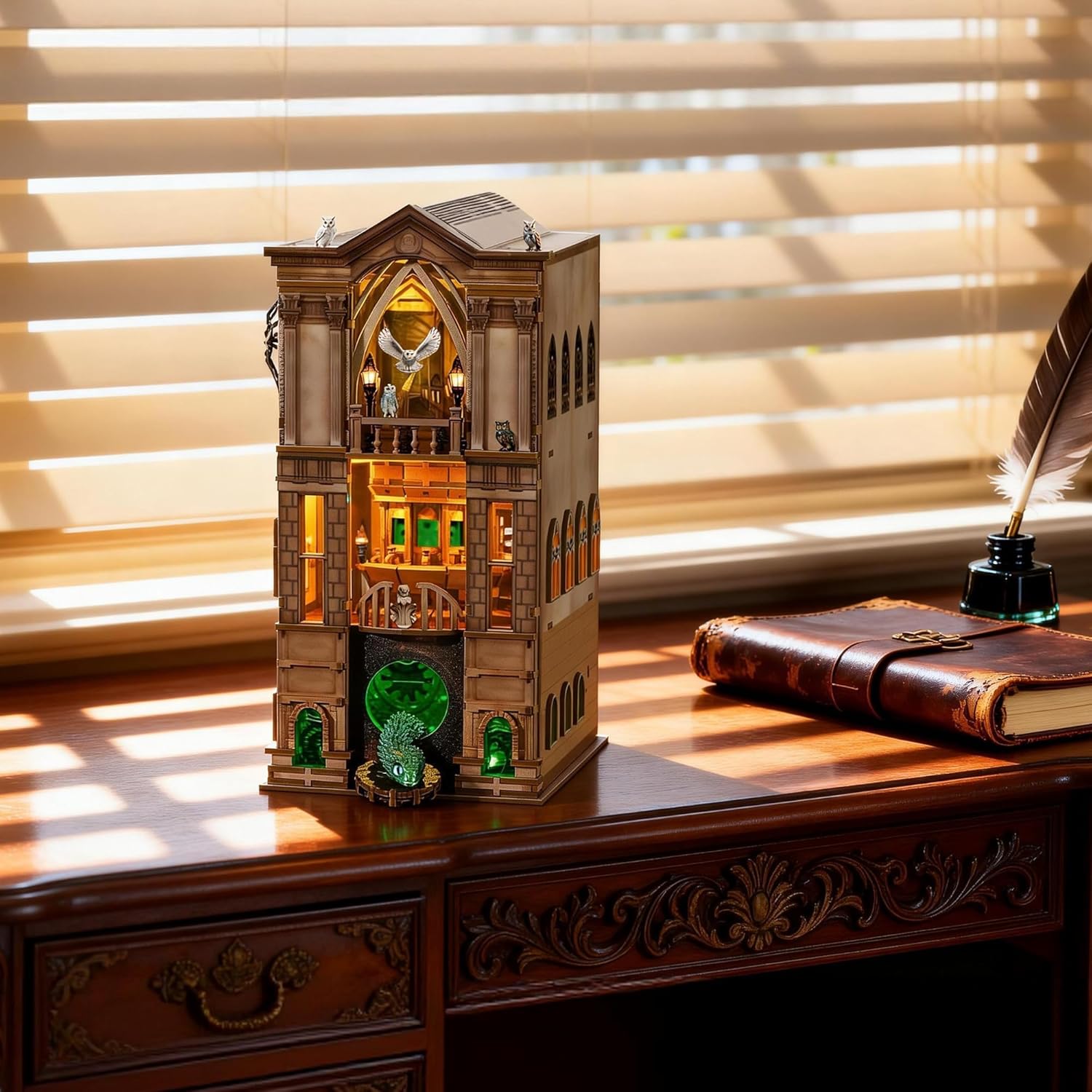 Thumbnail 4 de Book Nook Magic Kit – DIY Miniaturhaus „The Whispering Gate“ mit LED-Licht (351 Teile)