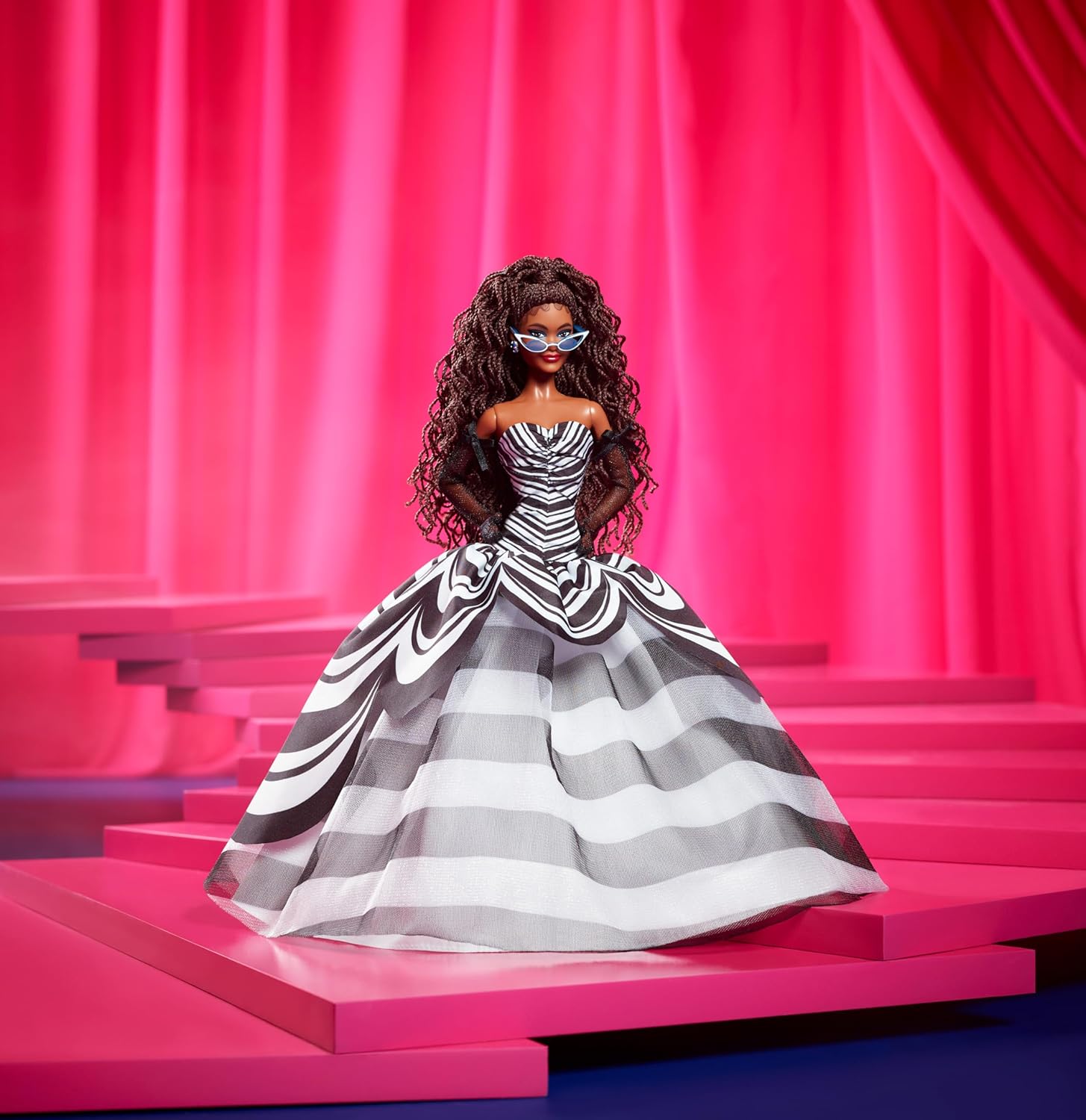 Thumbnail 1 de Barbie Signature 65ème Anniversaire Poupée de Collection HRM59 – Élégance intemporelle