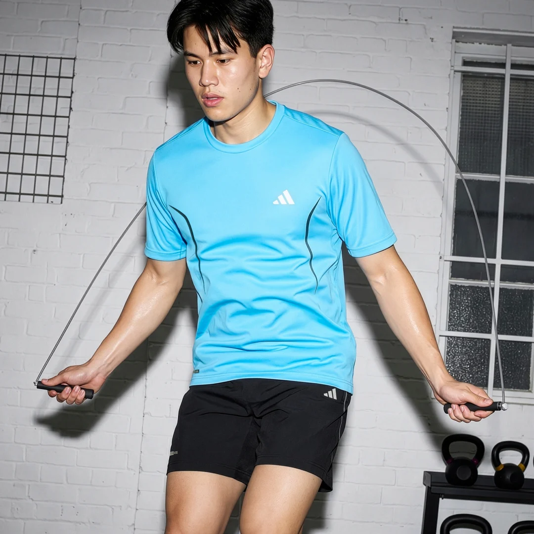 Detalle de Camiseta Tech Apparel de Adidas — azul