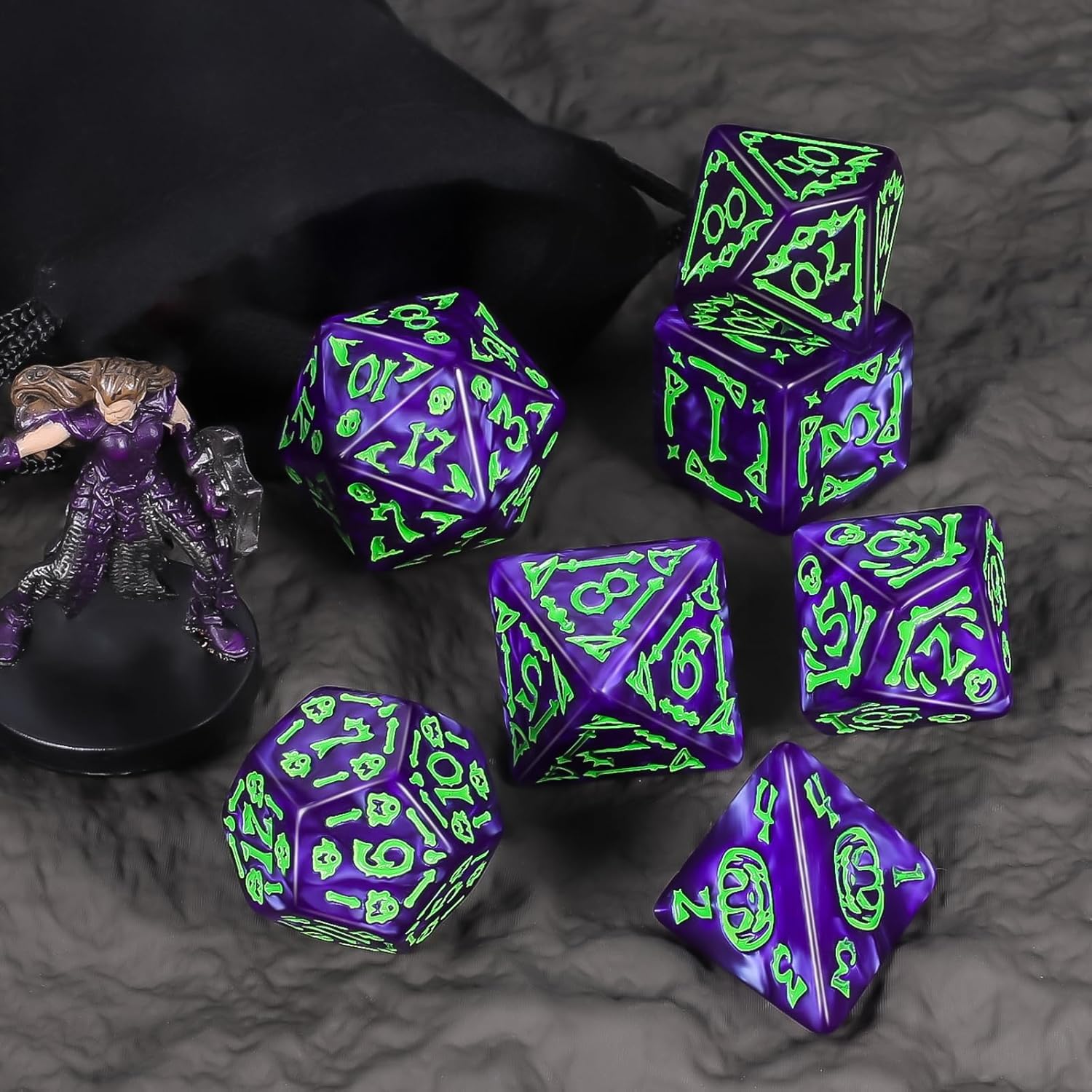 Detalle 2 de QMAY set di dadi poliedrici per Dungeons & Dragons e giochi da tavolo, 7 pezzi in acrilico (lilla Halloween)