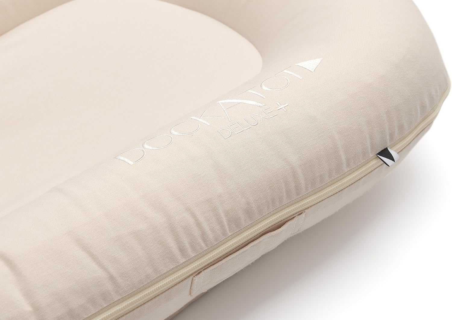 Detalle de DockATot Deluxe+ Dock - Sand Chambray: A practical lounge and play spot for babies