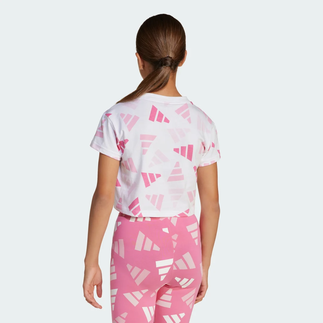 Detalle 2 de adidas Camiseta corta Seasonal Essentials Logo Celebration en color blanco