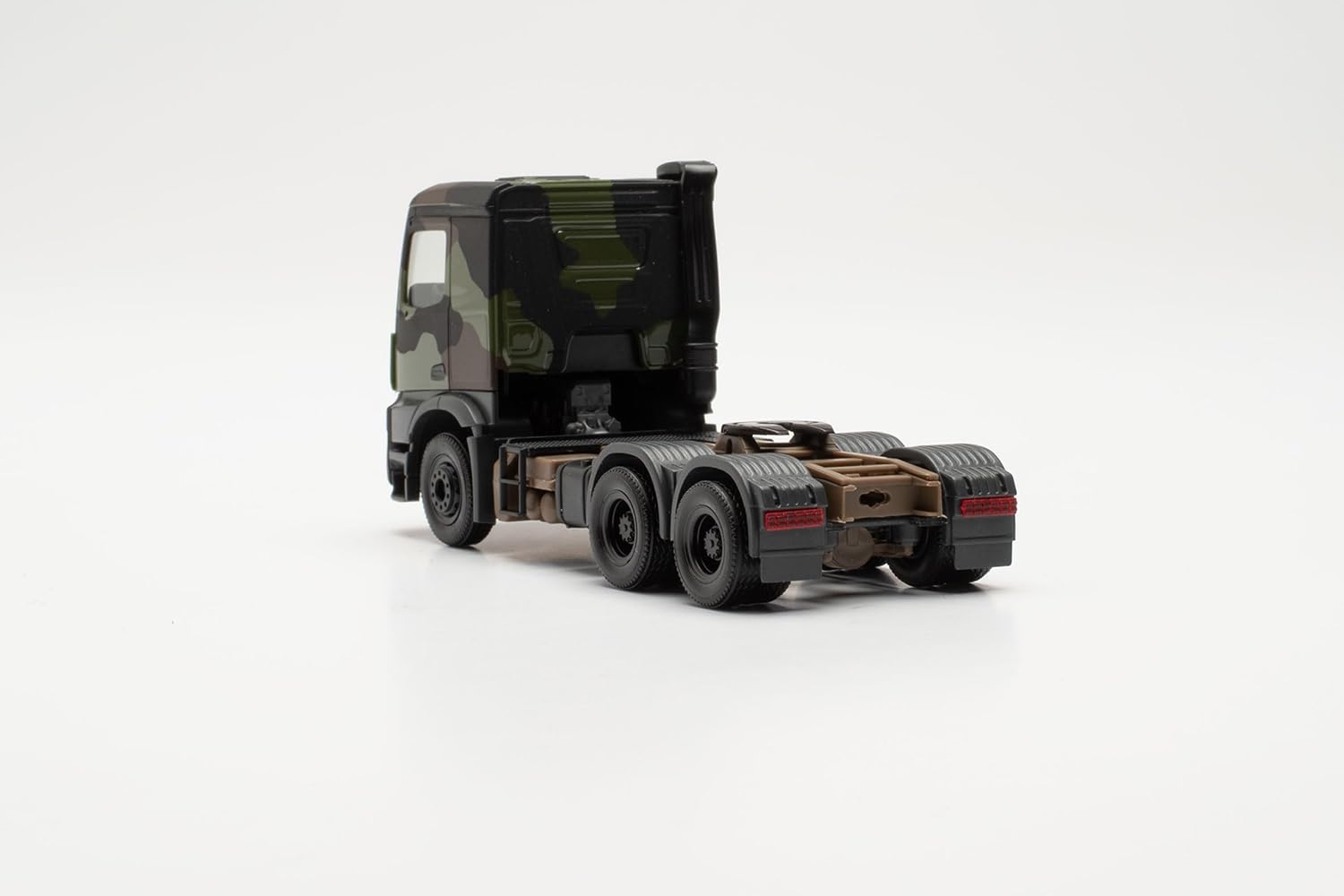 Detalle de Herpa Mercedes-Benz Arocs 6x4 – model ciężarówki 1:87 z dźwigiem i kamuflażem