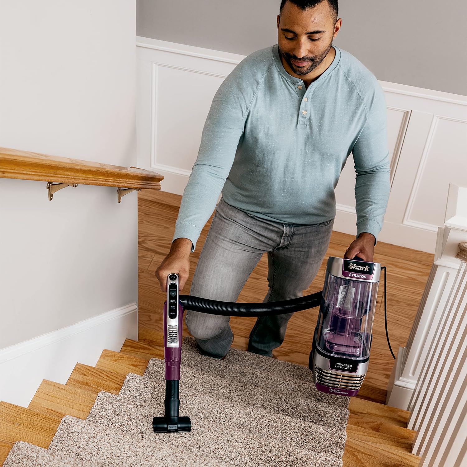 Detalle de Shark Stratos AZ3000C Upright Vacuum with DuoClean PowerFins HairPro, Red Plum