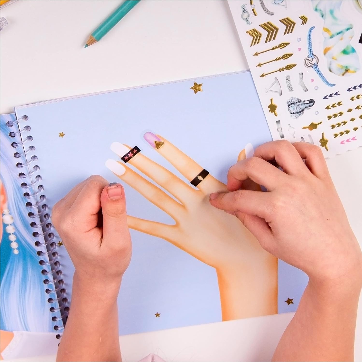 Detalle de BSCOOL Kids' Nail Art Book with 100+ Stickers