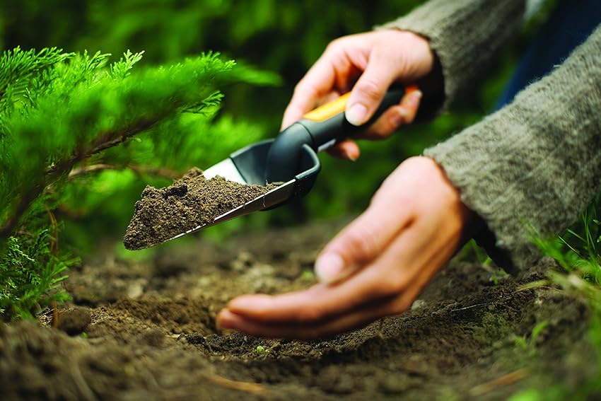 Detalle 2 de Fiskars Pala plantadora premium 28 cm 🌱