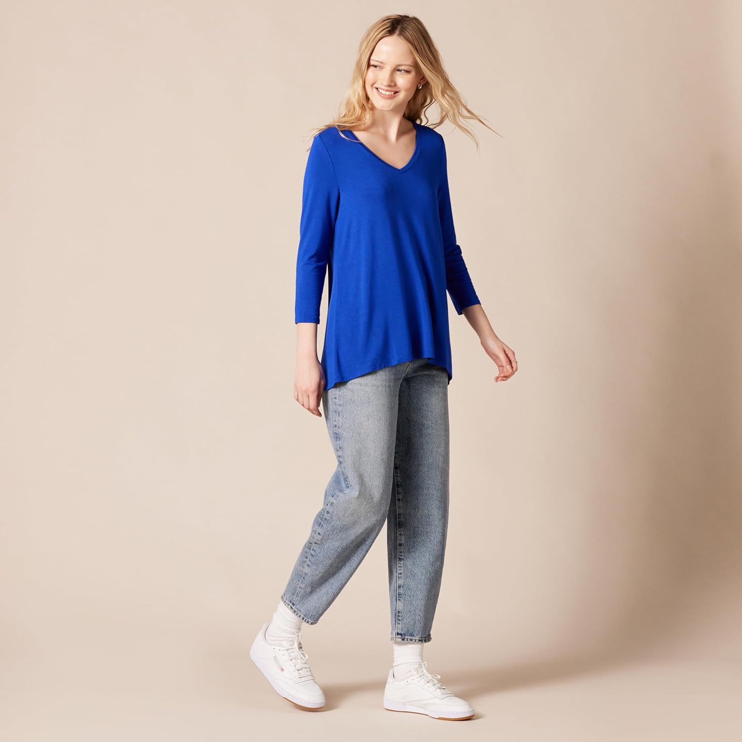 Thumbnail 4 de Amazon Essentials Women’s 3/4 Sleeve V-Neck Swing T-Shirt (Plus Sizes), Pack of 2