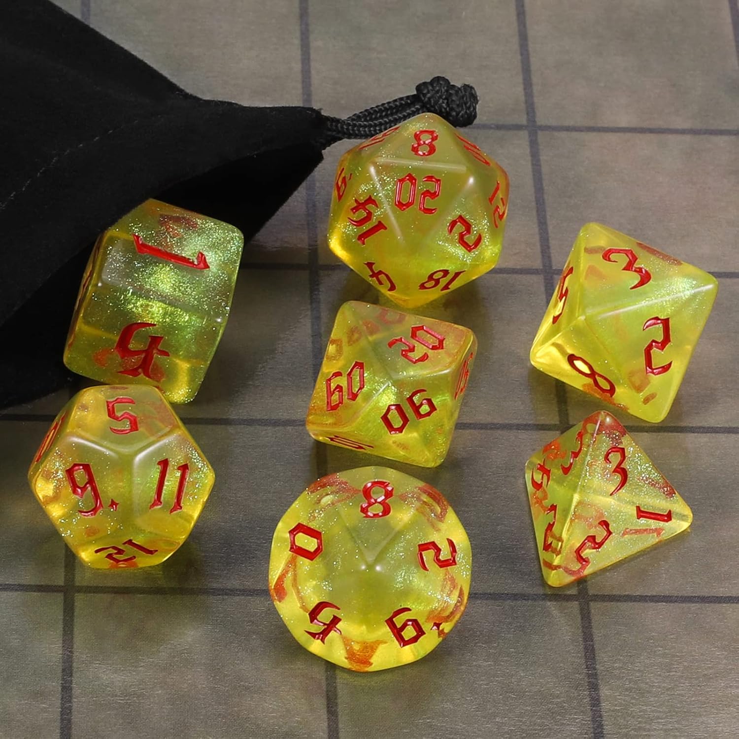 Detalle 2 de Set di dadi poliedrici QMAY DND da 7 pezzi (d20, d12, d10, d8, d6, d4) giallo traslucido con glitter