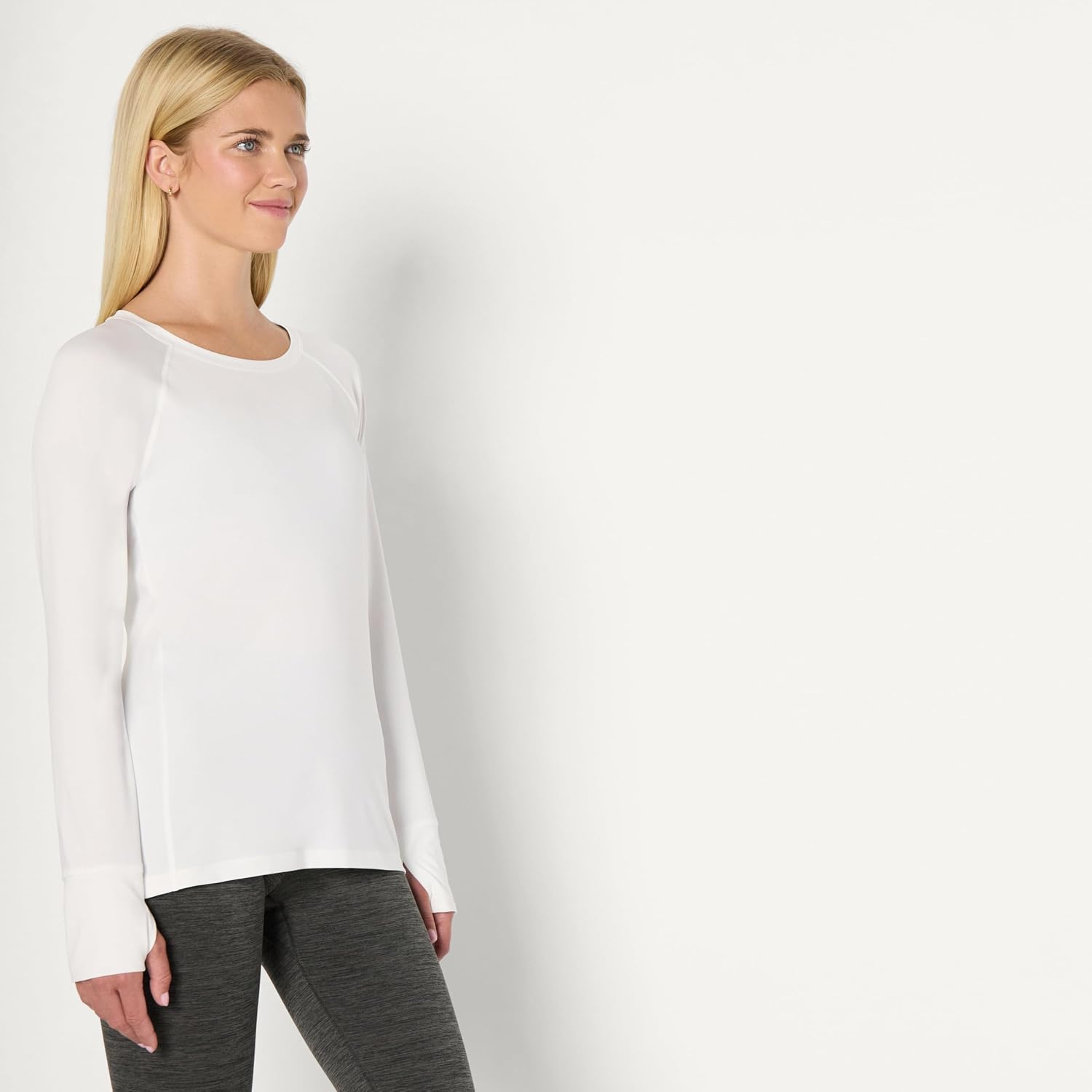 Detalle de Amazon Essentials Damen Leichtes Schnelltrocknendes Tech Stretch Langarm-T-Shirt mit Rundhalsausschnitt – Relaxed Fit (Auch in Übergröße erhältlich)