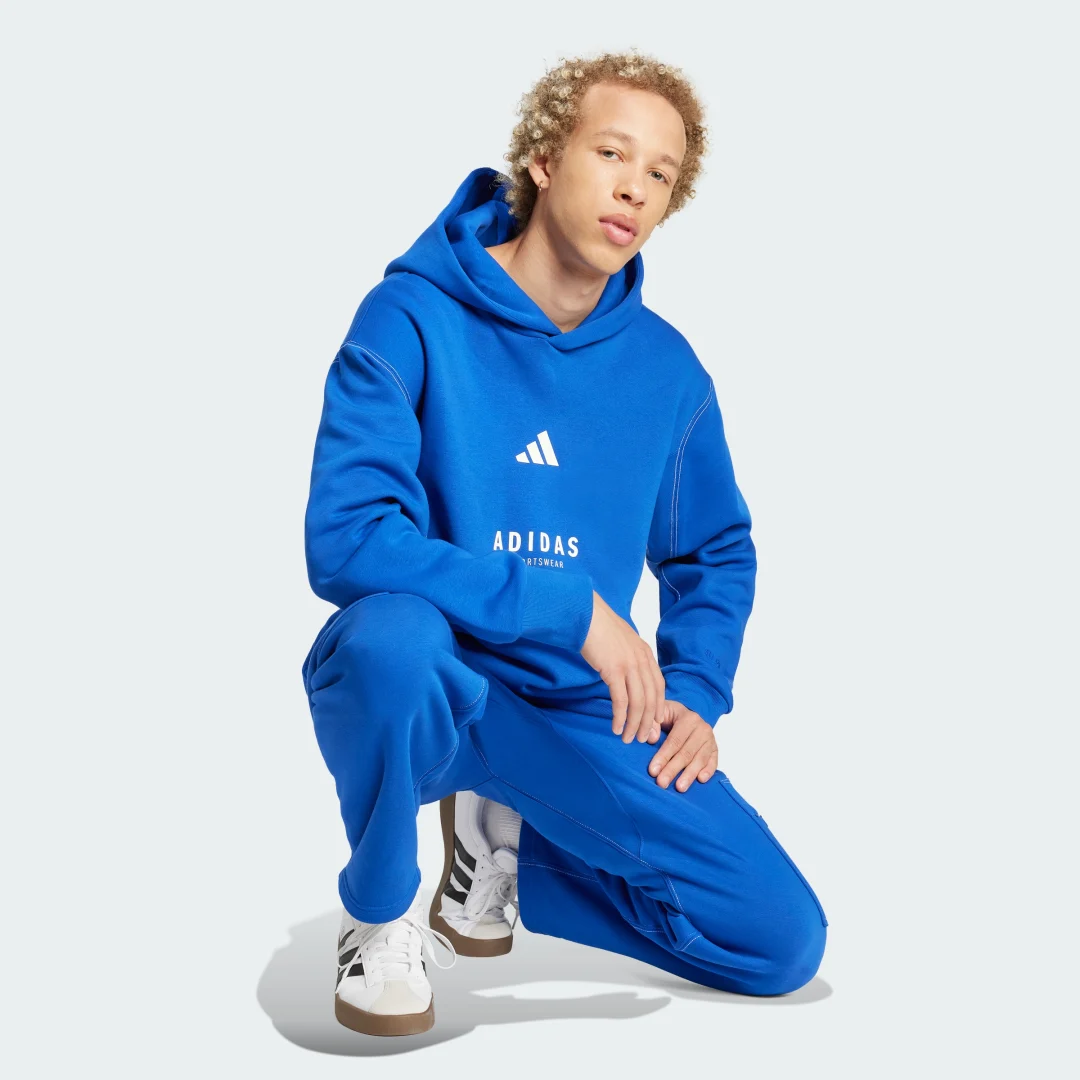 Detalle de ALL SZN Fleece Graphic Hoodie de Adidas — comodidad urbana en azul