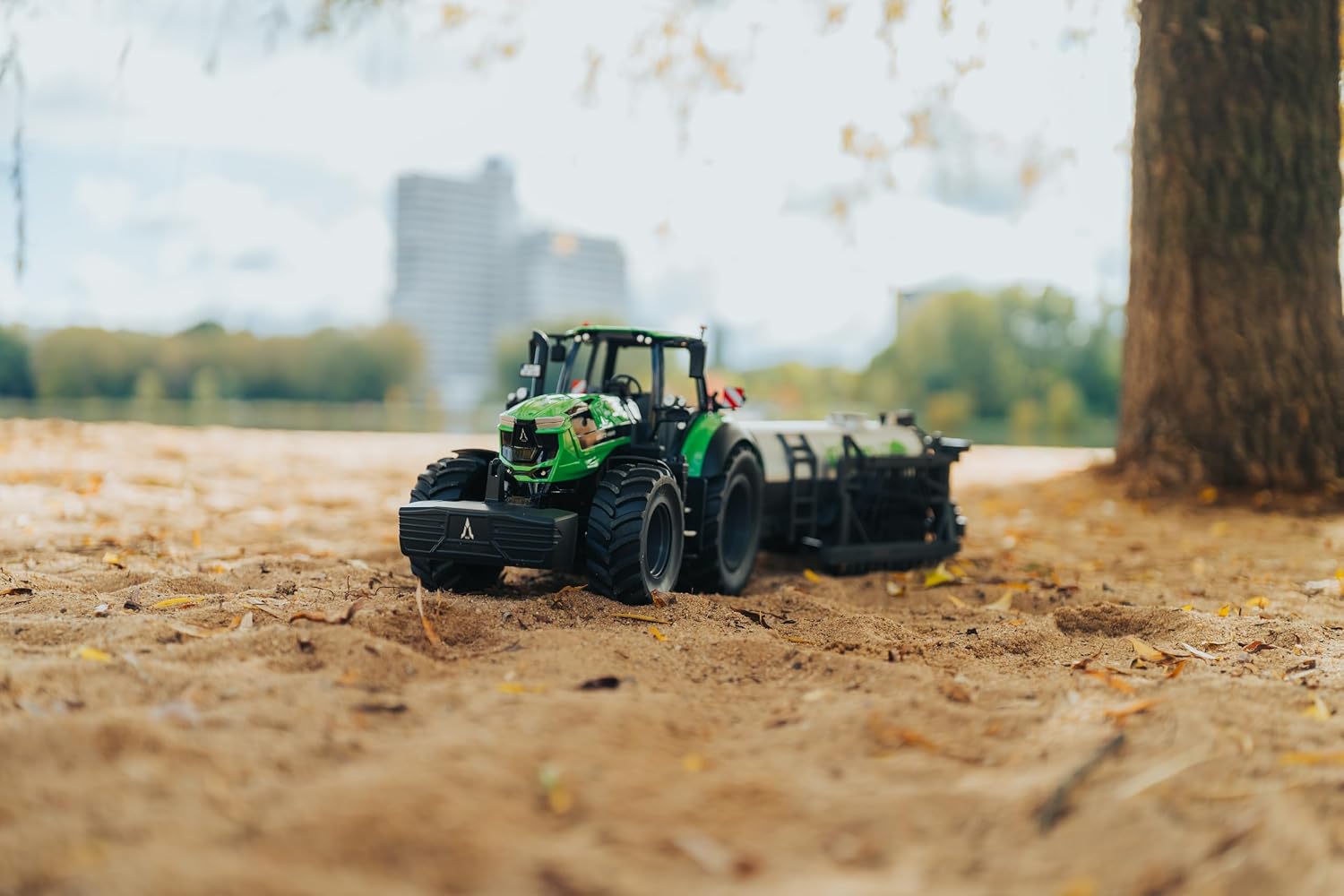 Detalle 2 de Carson Deutz 8280TTV RC 1:16 – ciągnik z przyczepą, światłami i dźwiękiem