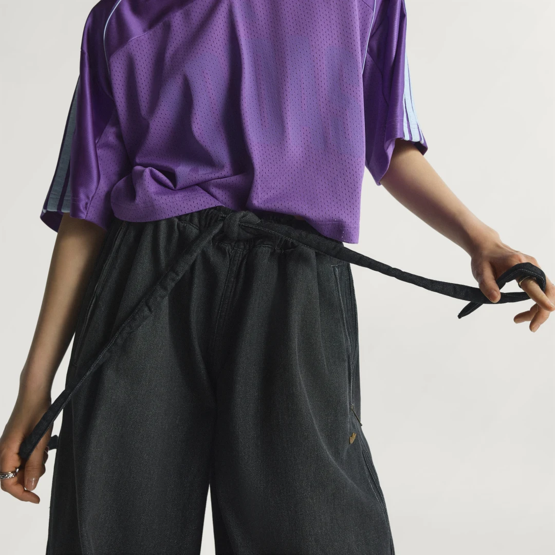Detalle de Pantalón vaquero negro Adidas: versatilidad y estilo para el día a día