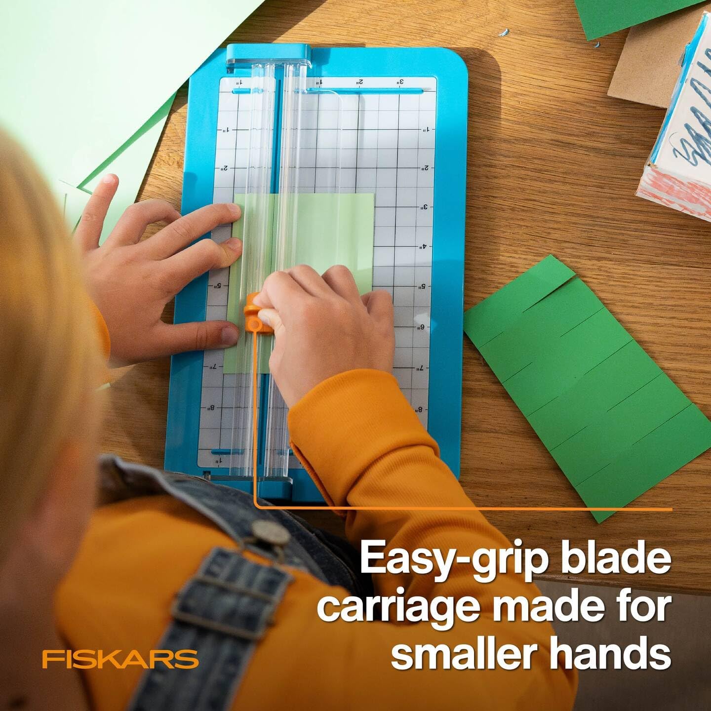 Detalle 2 de Fiskars Papierschneider für Kinder ab 6 Jahren – sichere Klinge, gerader Schnitt, 29,2 x 17,8 cm