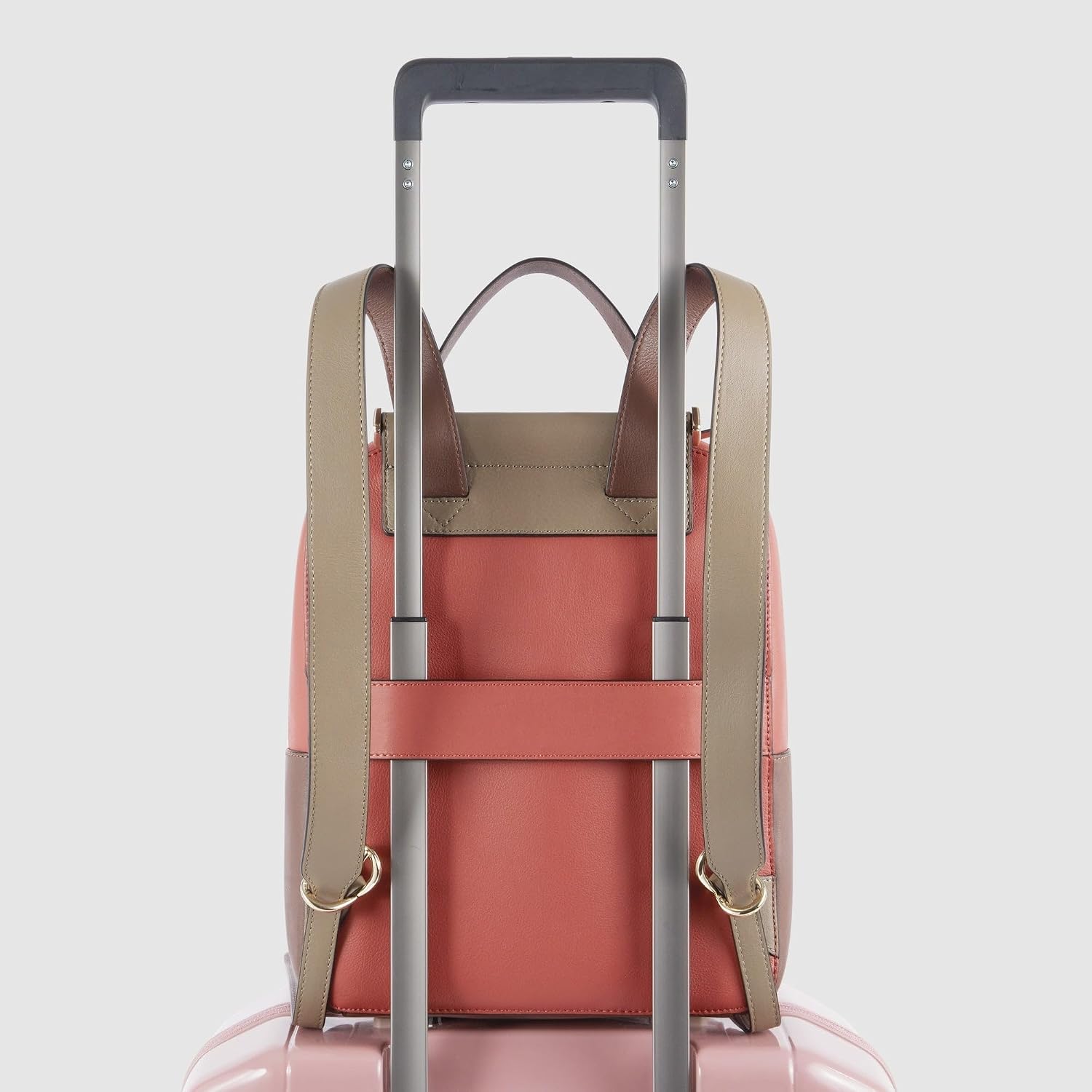 Detalle de PIQUADRO Zaino Donna Porta iPad®: stile, protezione e praticità per l’uso quotidiano